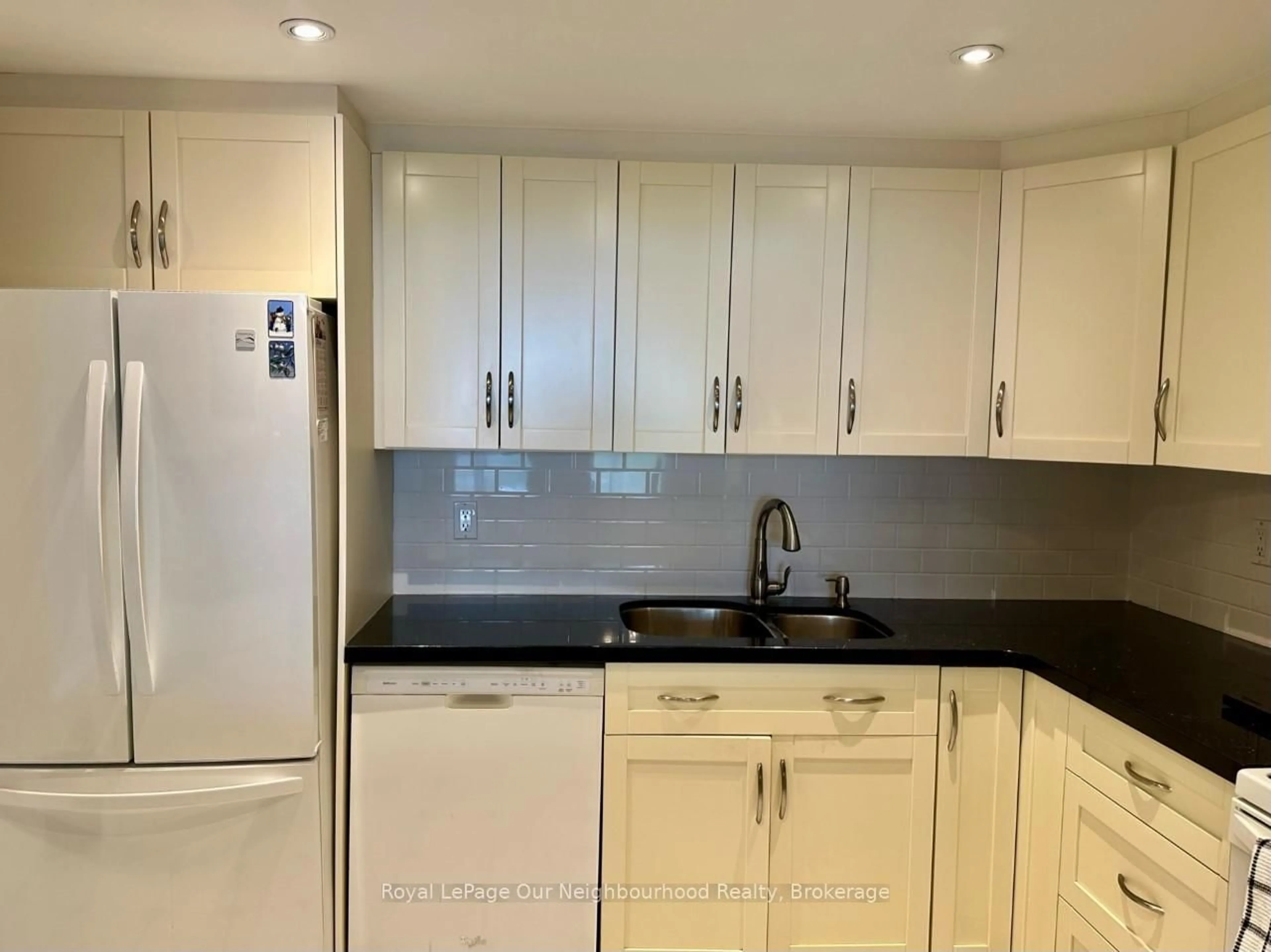 Standard kitchen, unknown for 20 Dean Park Rd #611, Toronto Ontario M1B 3G9