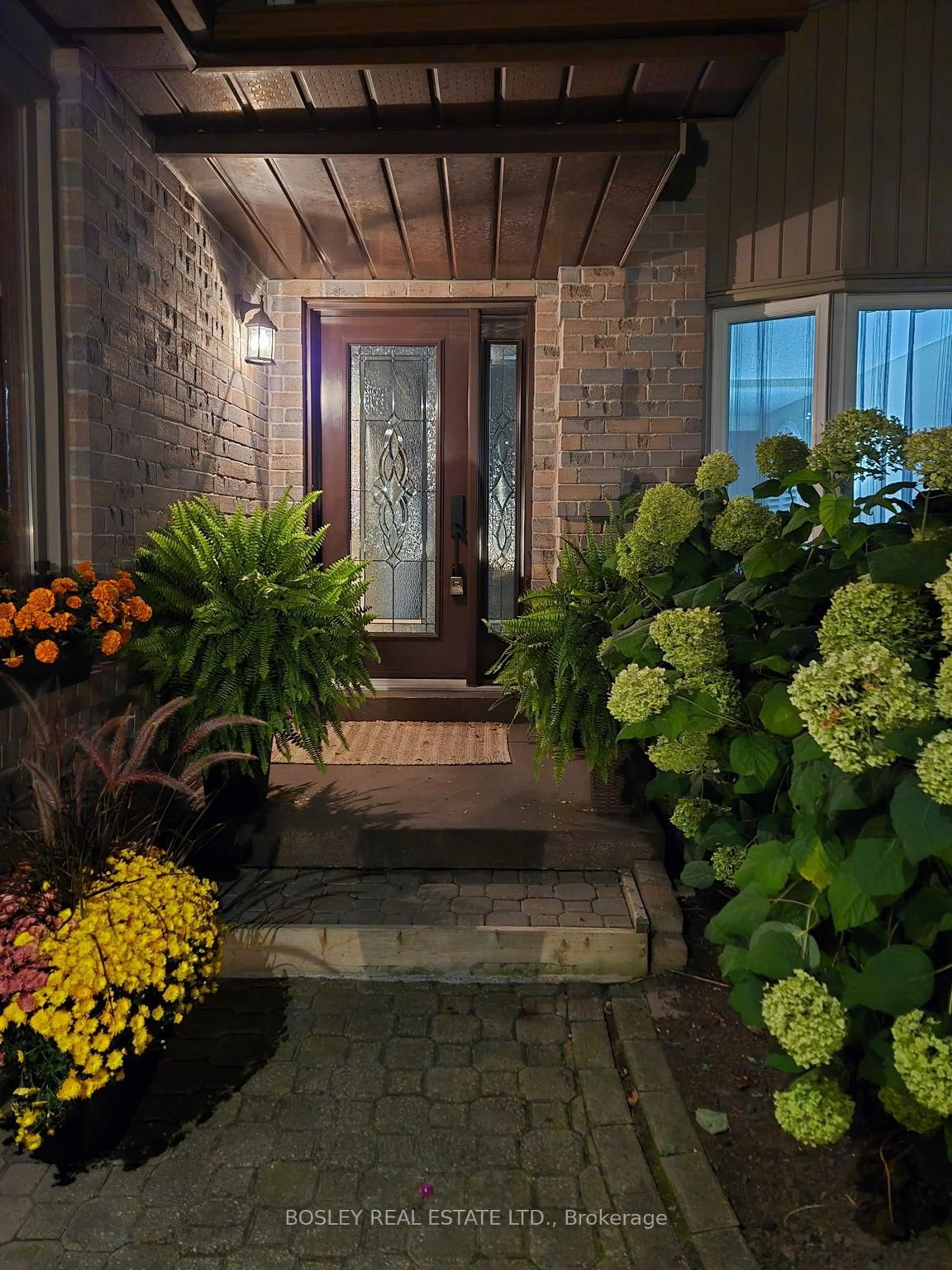 Indoor entryway for 769 Lochness Cres, Oshawa Ontario L1J 7R1