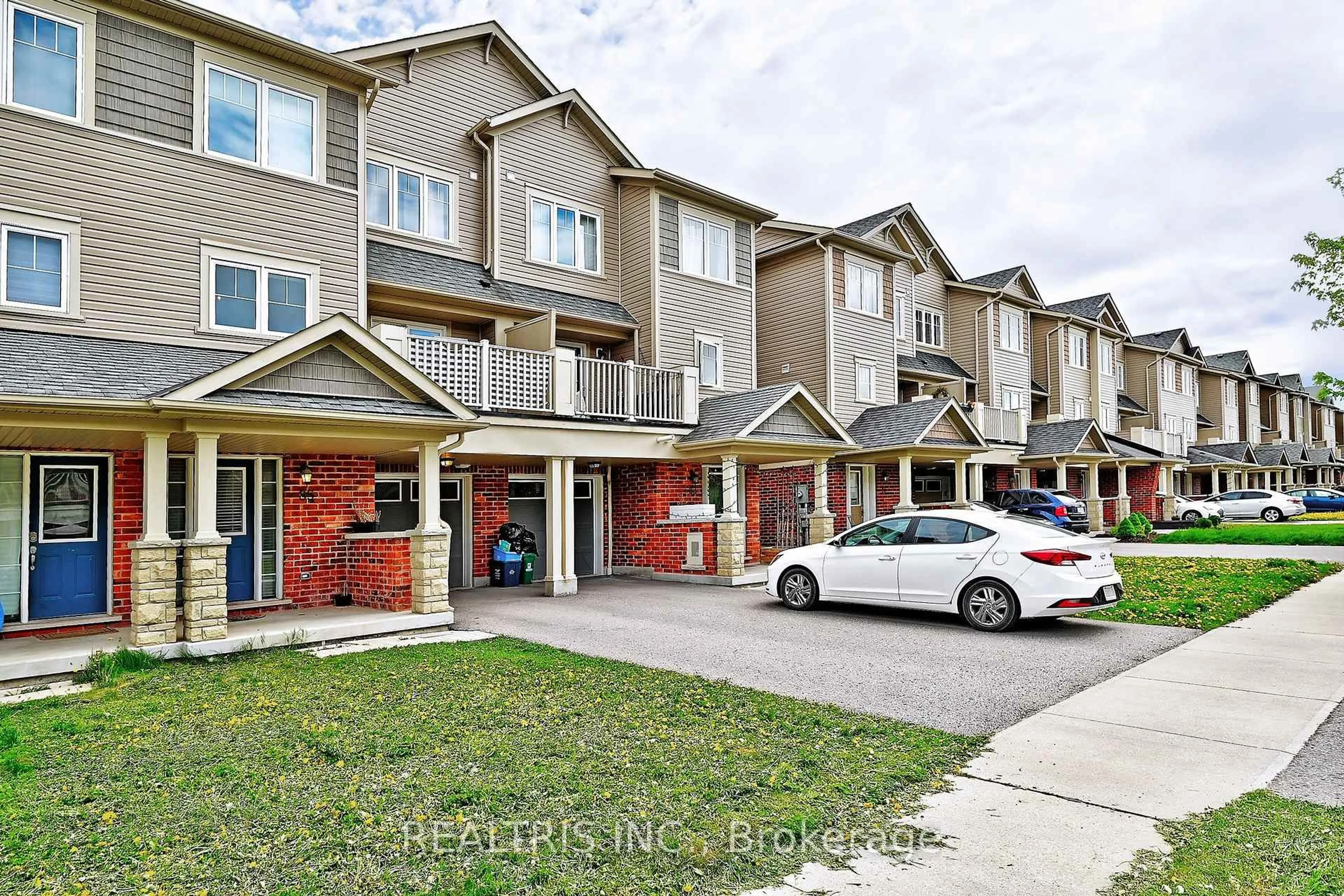 A pic from outside/outdoor area/front of a property/back of a property/a pic from drone, street for 85 Tabaret Cres, Oshawa Ontario L1L 0G5
