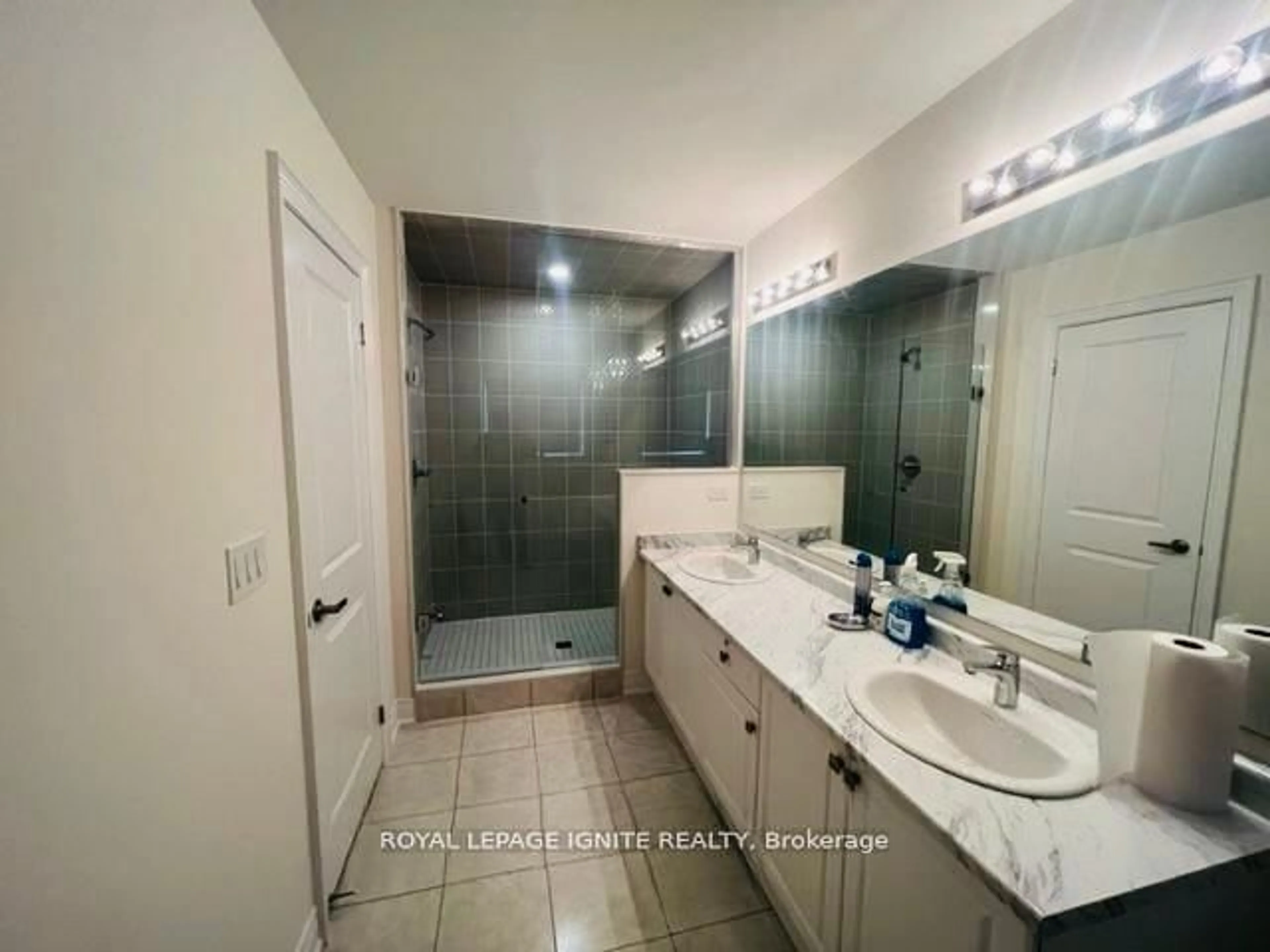 Standard bathroom, ceramic/tile floor for 114 Whitehand Dr, Clarington Ontario L1B 0W1