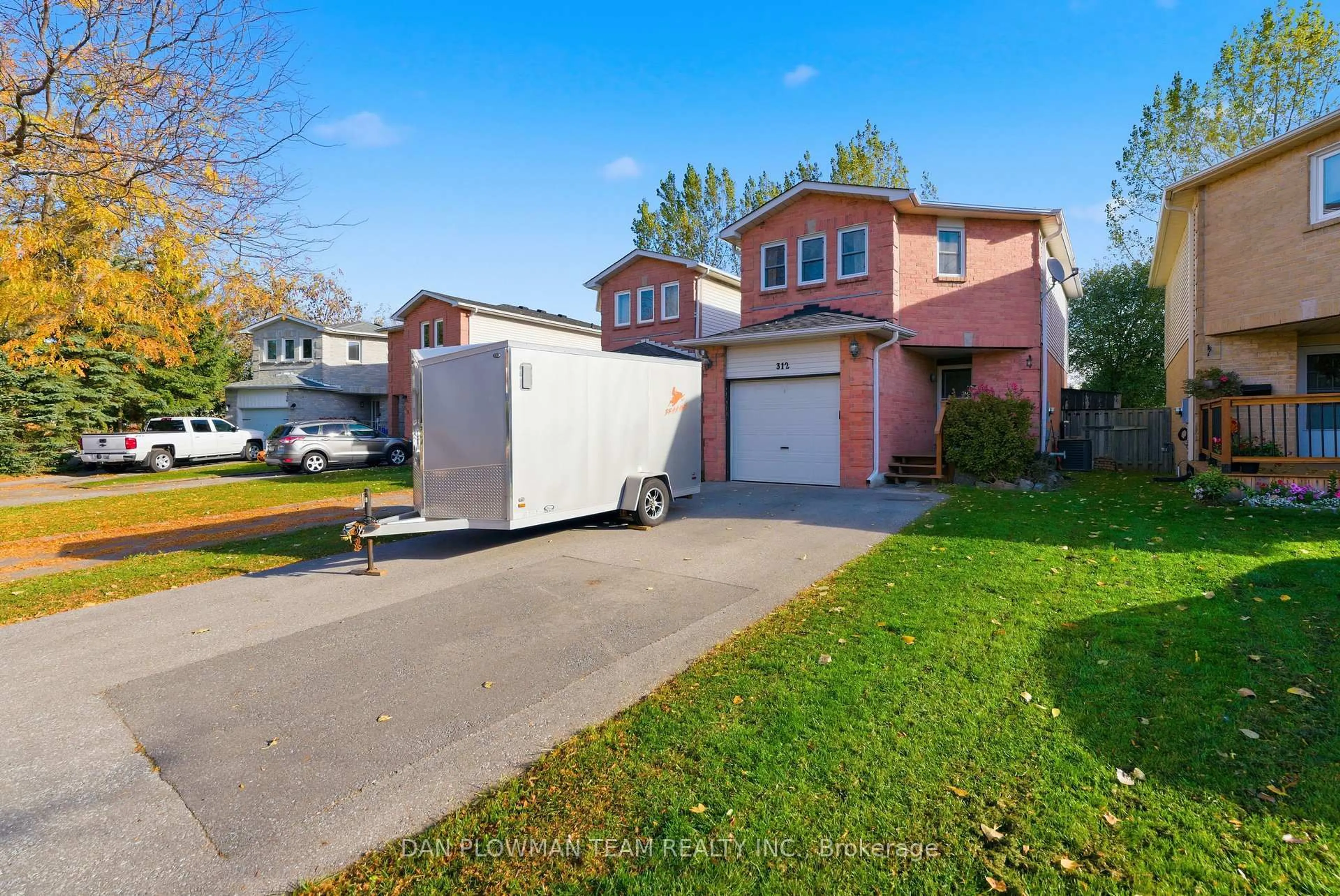 A pic from outside/outdoor area/front of a property/back of a property/a pic from drone, street for 312 Sheffield Crt, Oshawa Ontario L1J 8J3
