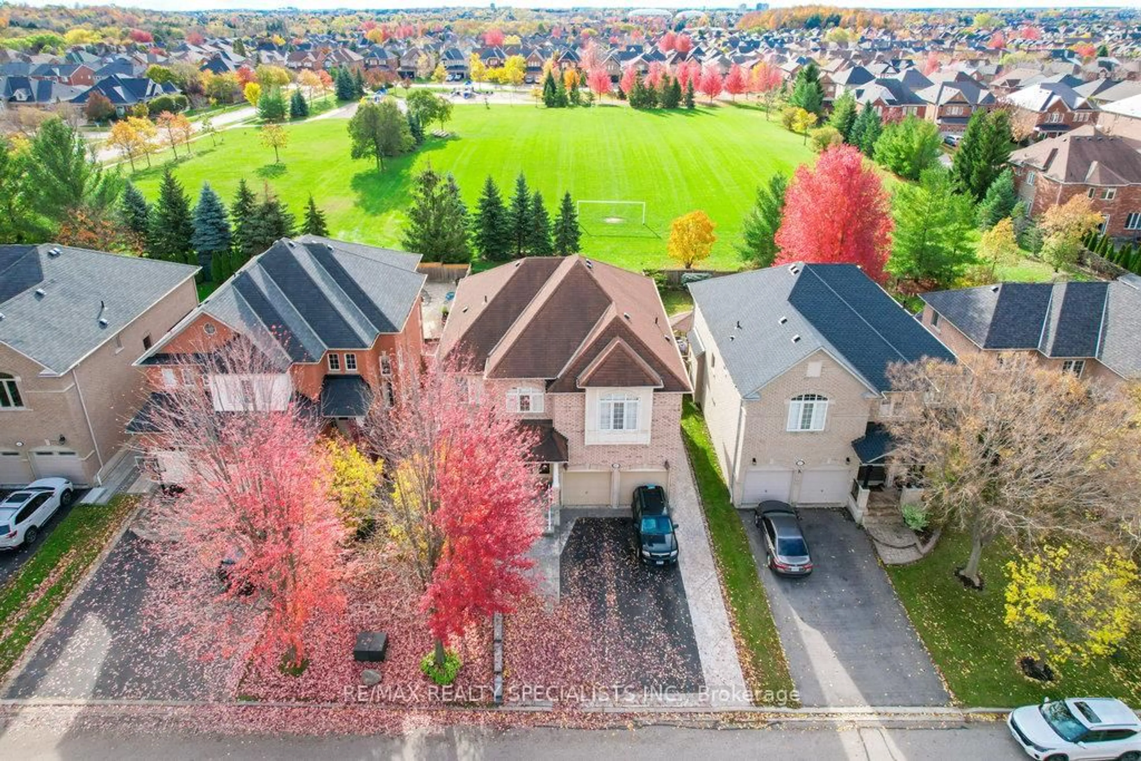 A pic from outside/outdoor area/front of a property/back of a property/a pic from drone, street for 47 Vineyard Ave, Whitby Ontario L1P 1X5
