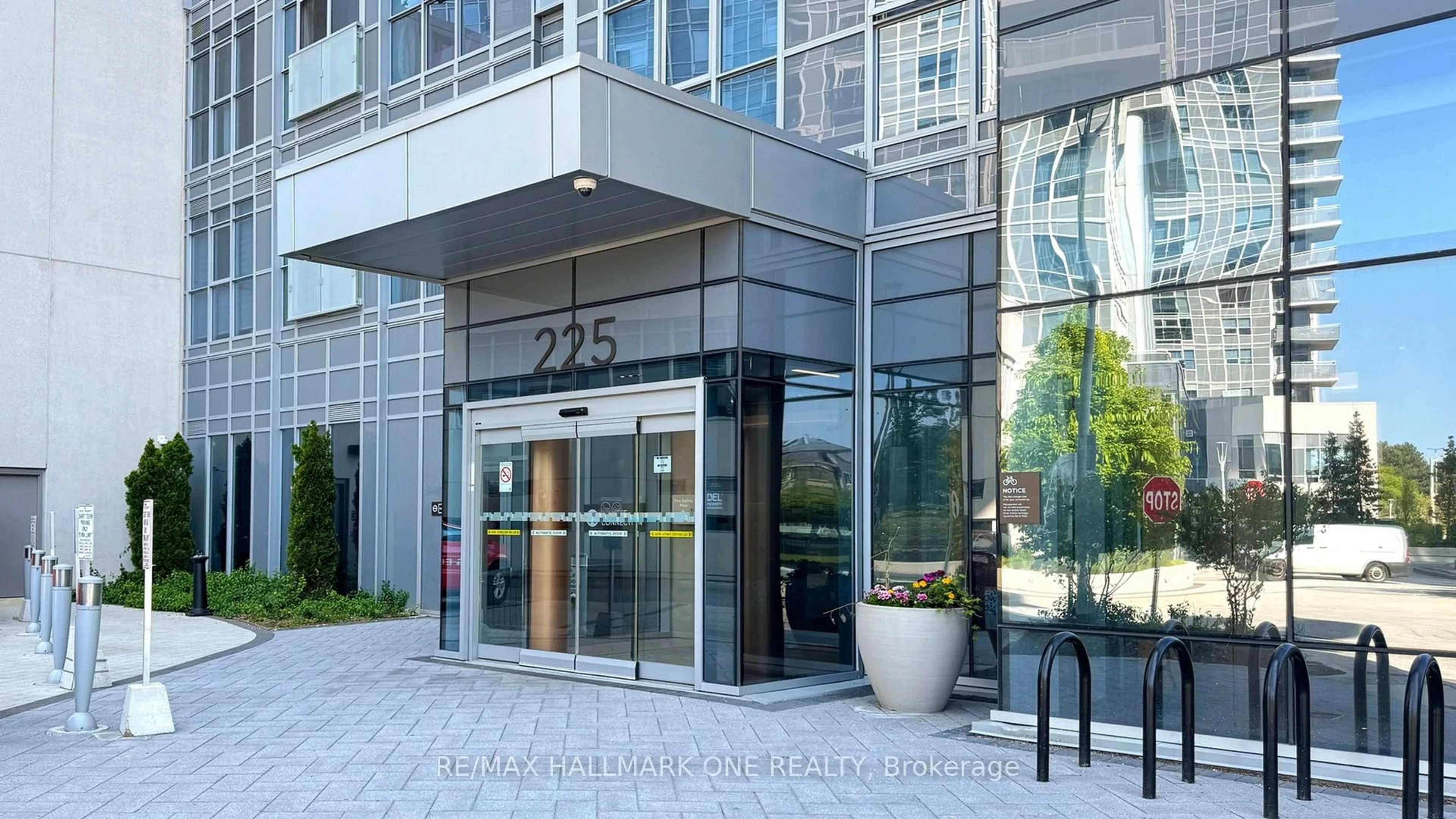 Indoor foyer for 225 Village Green Sq #1801, Toronto Ontario M1S 0N4