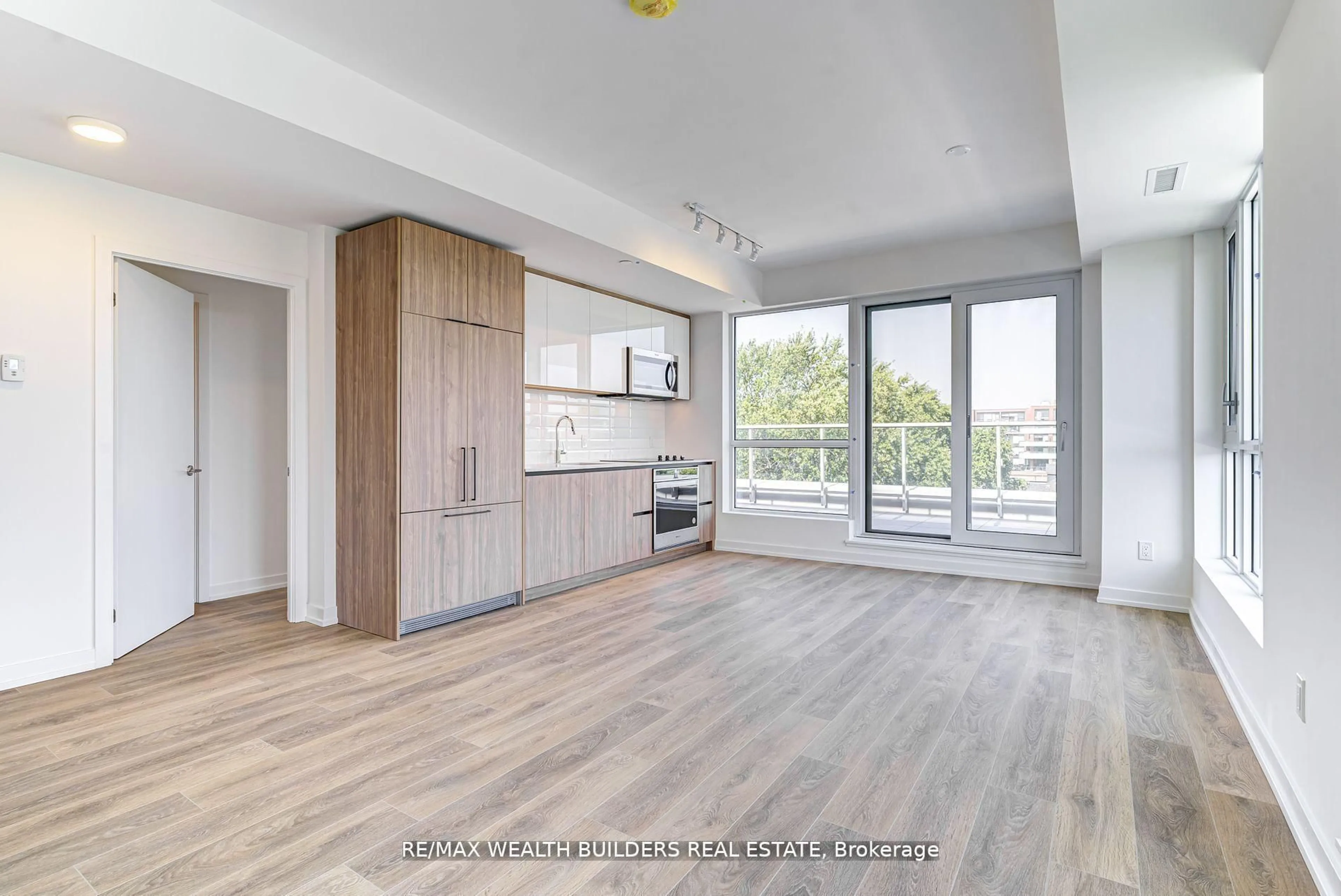 Open concept kitchen, wood/laminate floor for 150 Logan Ave #627, Toronto Ontario M4M 0E4