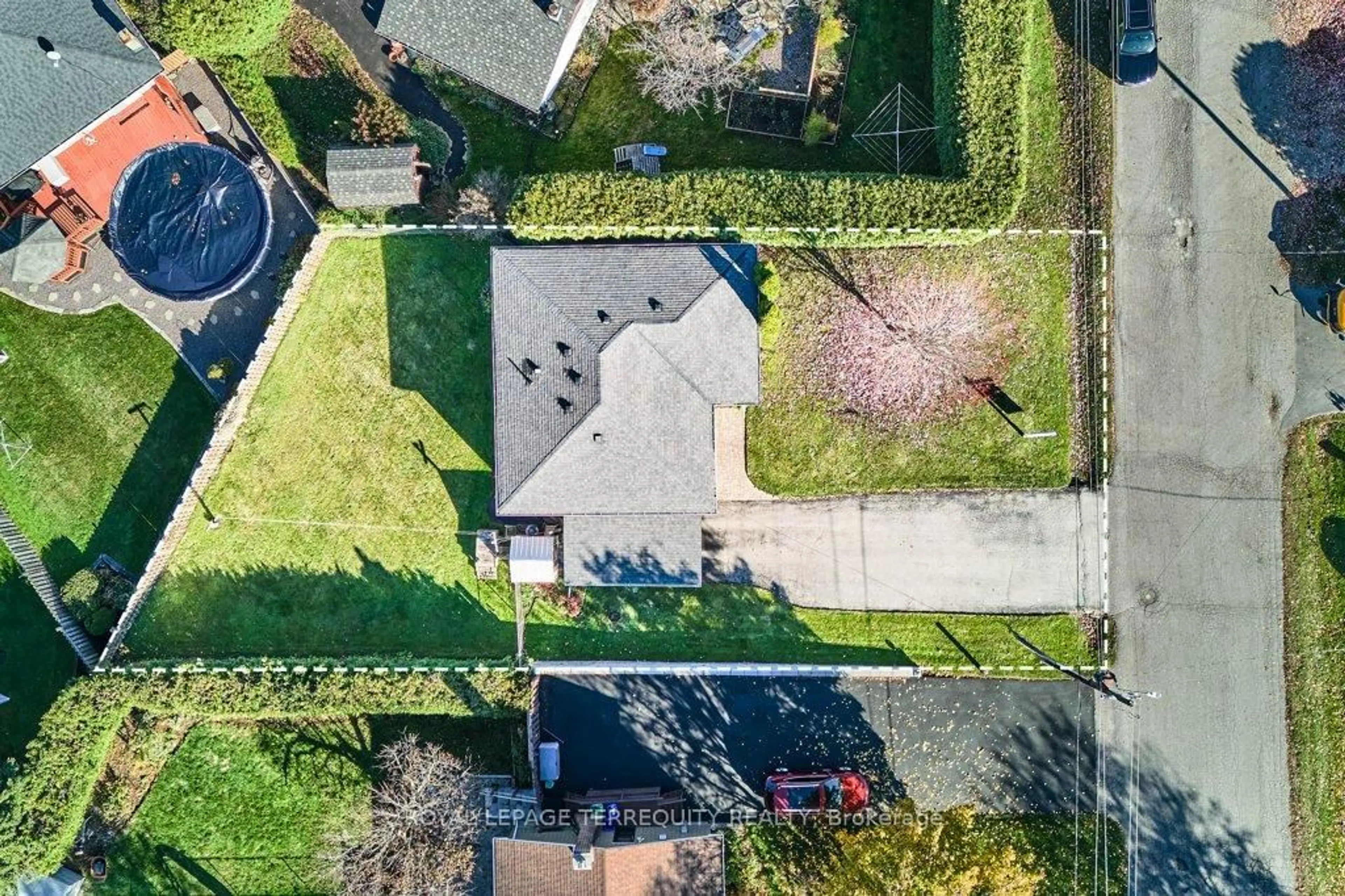 A pic from outside/outdoor area/front of a property/back of a property/a pic from drone, street for 60 Allan St, Scugog Ontario L9L 1G1
