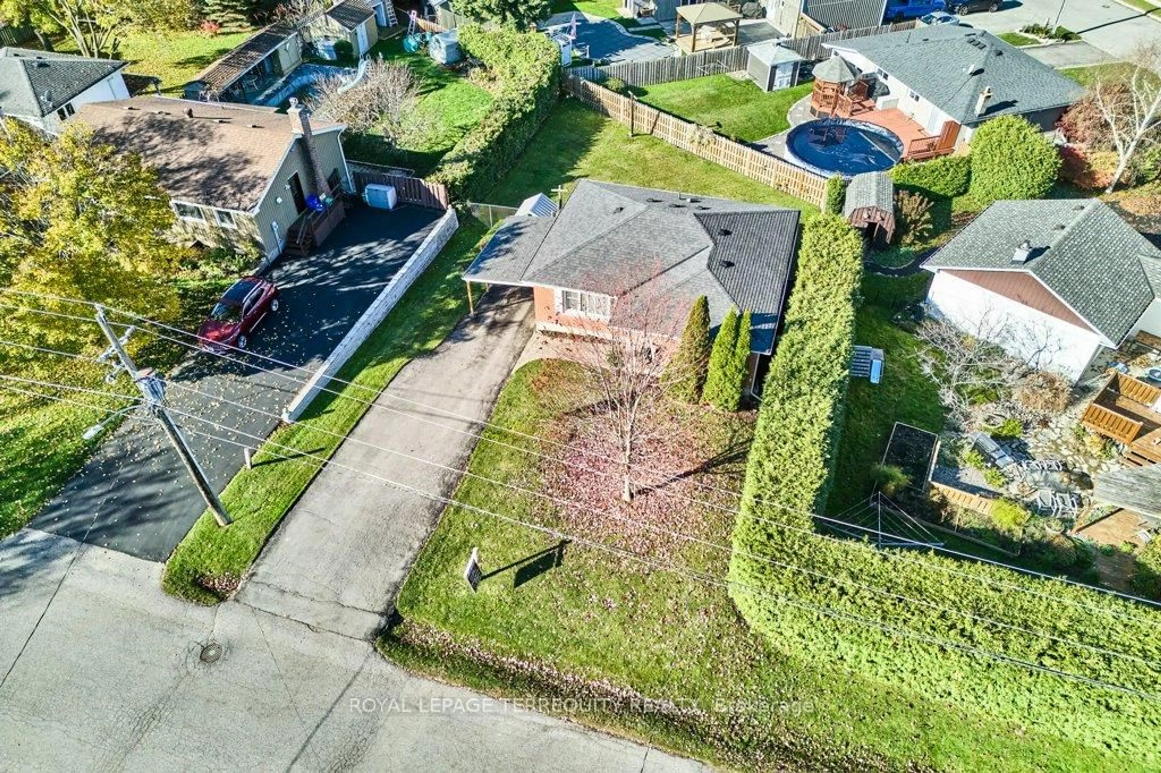 A pic from outside/outdoor area/front of a property/back of a property/a pic from drone, street for 60 Allan St, Scugog Ontario L9L 1G1