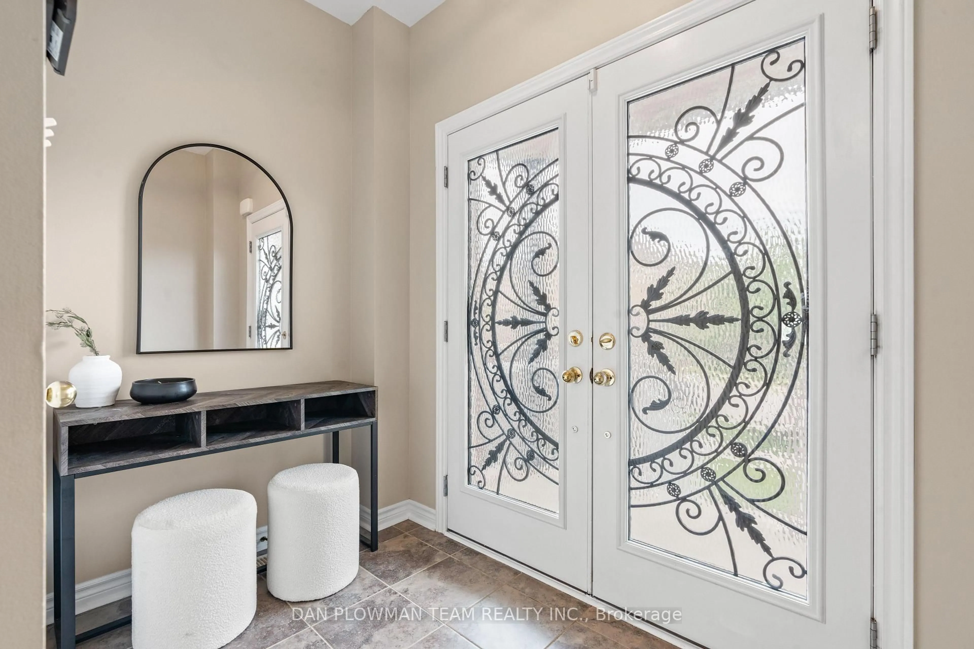 Indoor entryway for 898 Groveland Ave, Oshawa Ontario L1K 0W1