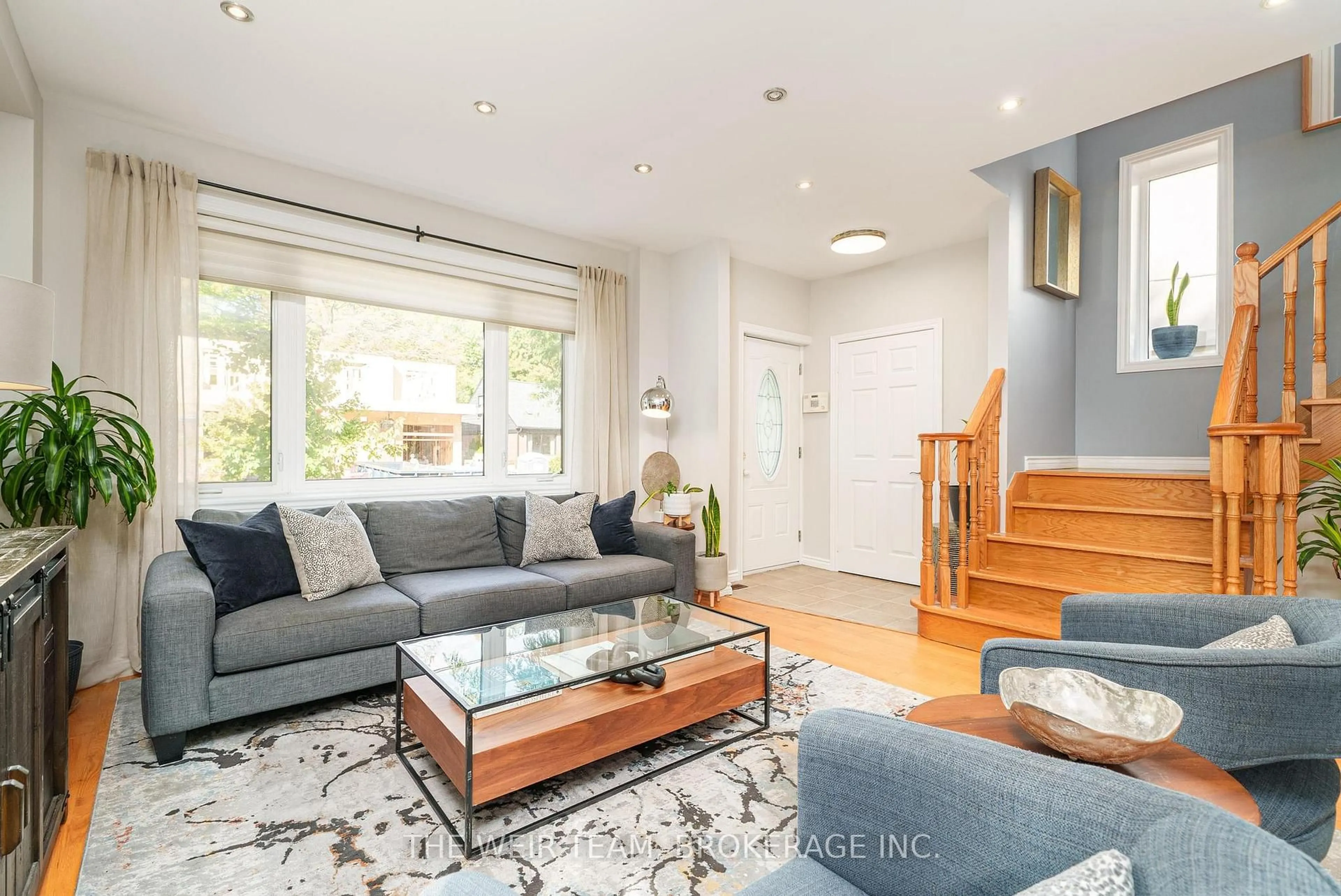 Living room with furniture, unknown for 157 Ferris Rd, Toronto Ontario M4B 1G7