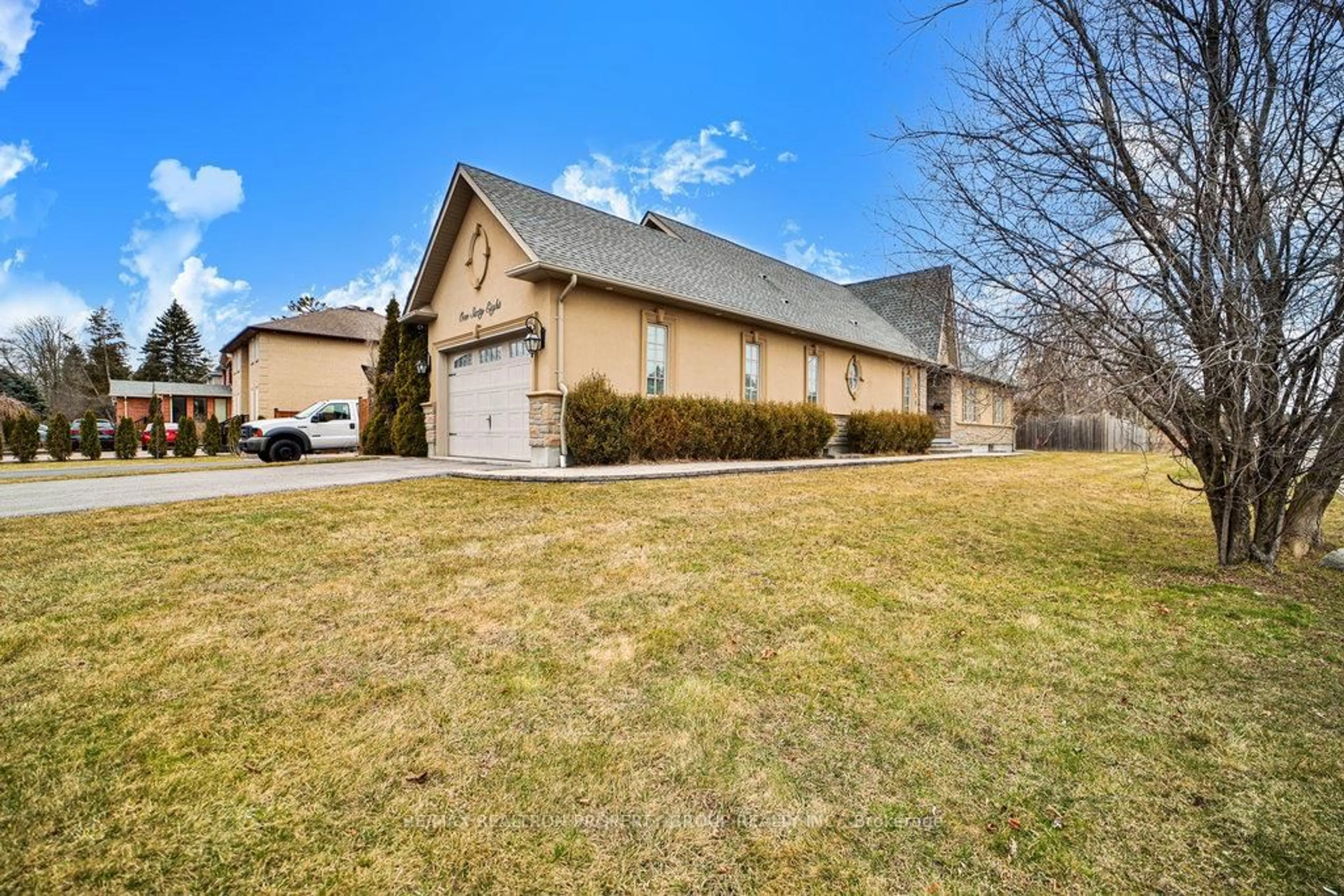 A pic from outside/outdoor area/front of a property/back of a property/a pic from drone, street for 168 Twyn Rivers Dr, Pickering Ontario L1V 1E2