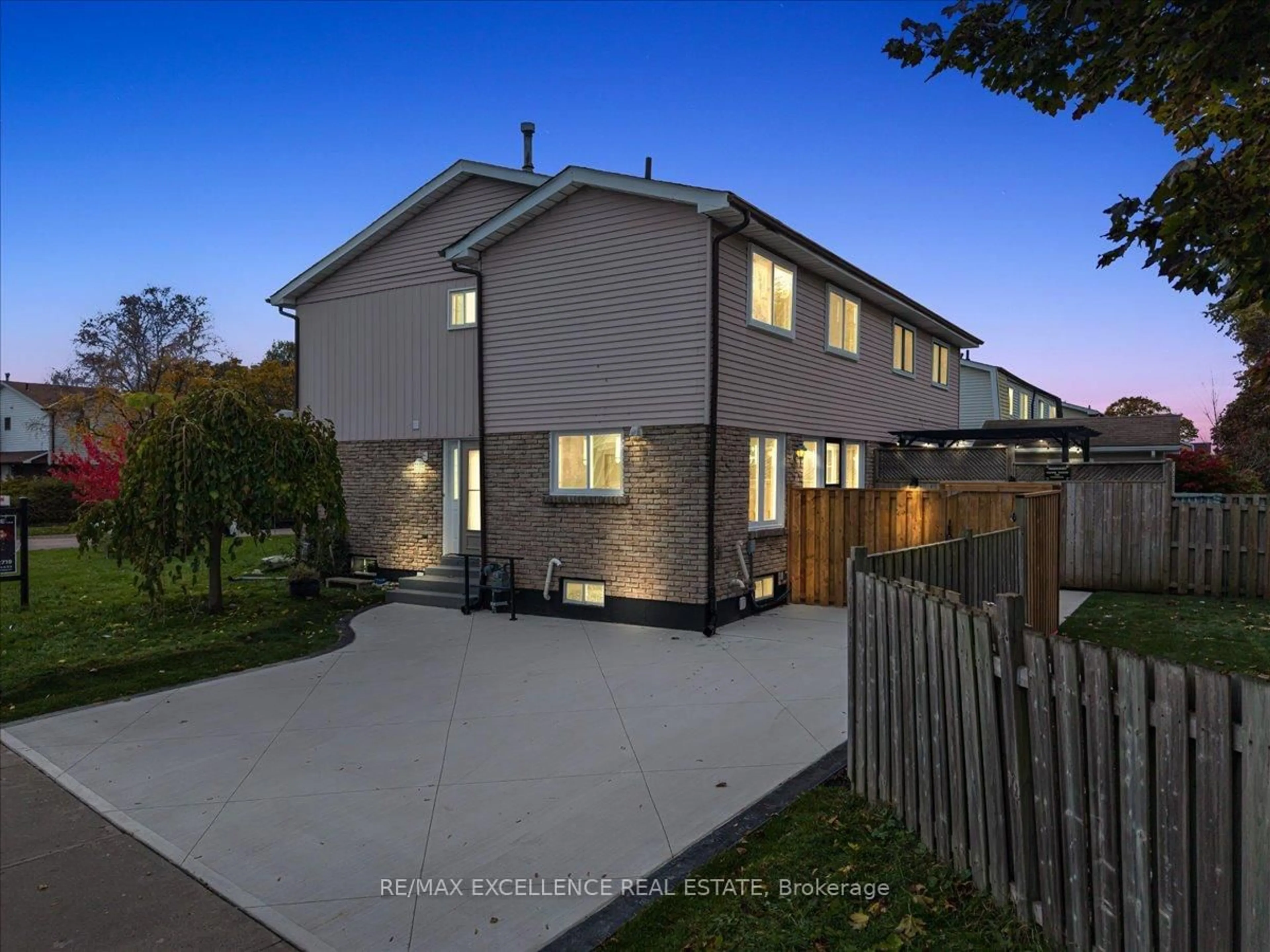 A pic from outside/outdoor area/front of a property/back of a property/a pic from drone, street for 1287 Venus Cres, Oshawa Ontario L1J 6E3