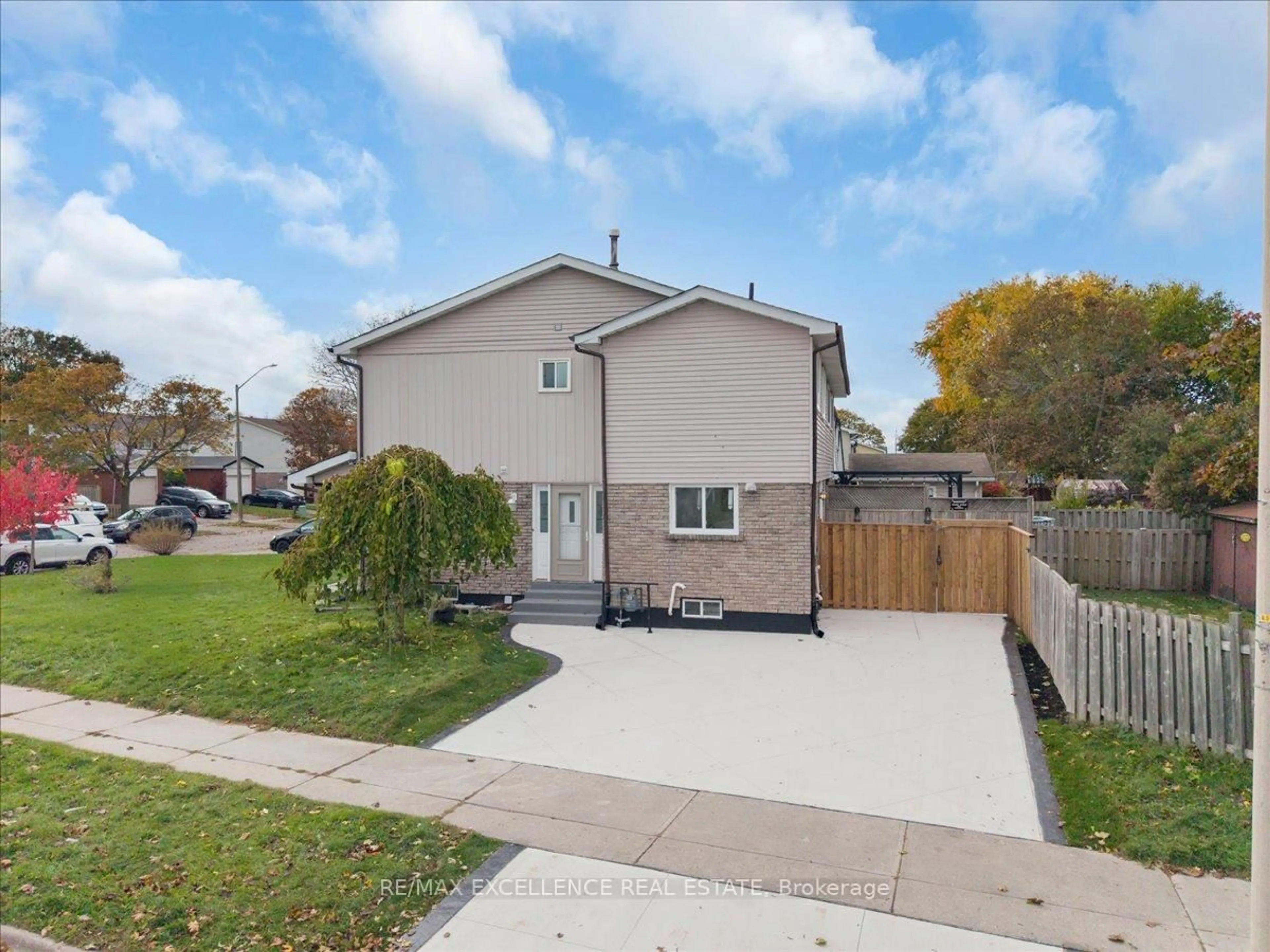 A pic from outside/outdoor area/front of a property/back of a property/a pic from drone, street for 1287 Venus Cres, Oshawa Ontario L1J 6E3
