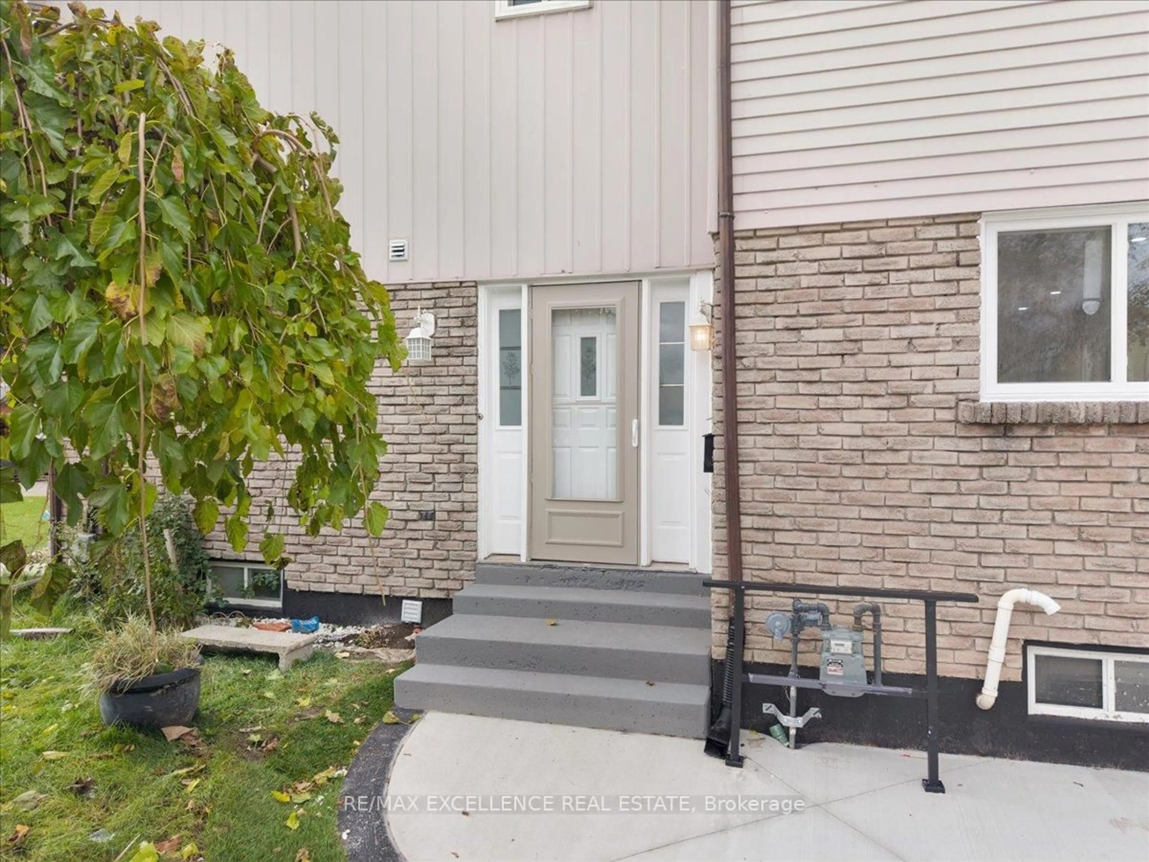 Unknown for 1287 Venus Cres, Oshawa Ontario L1J 6E3