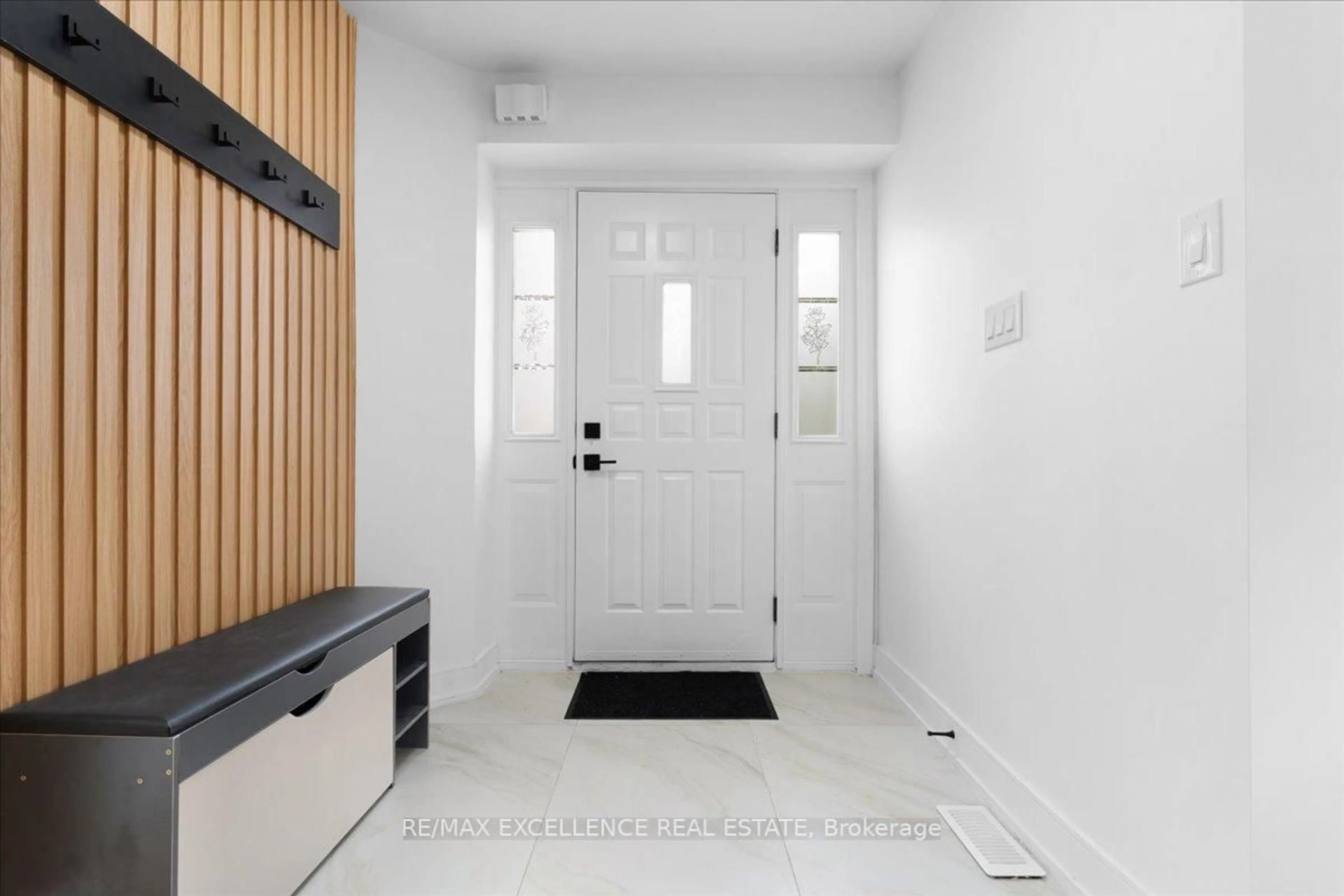 Indoor entryway for 1287 Venus Cres, Oshawa Ontario L1J 6E3