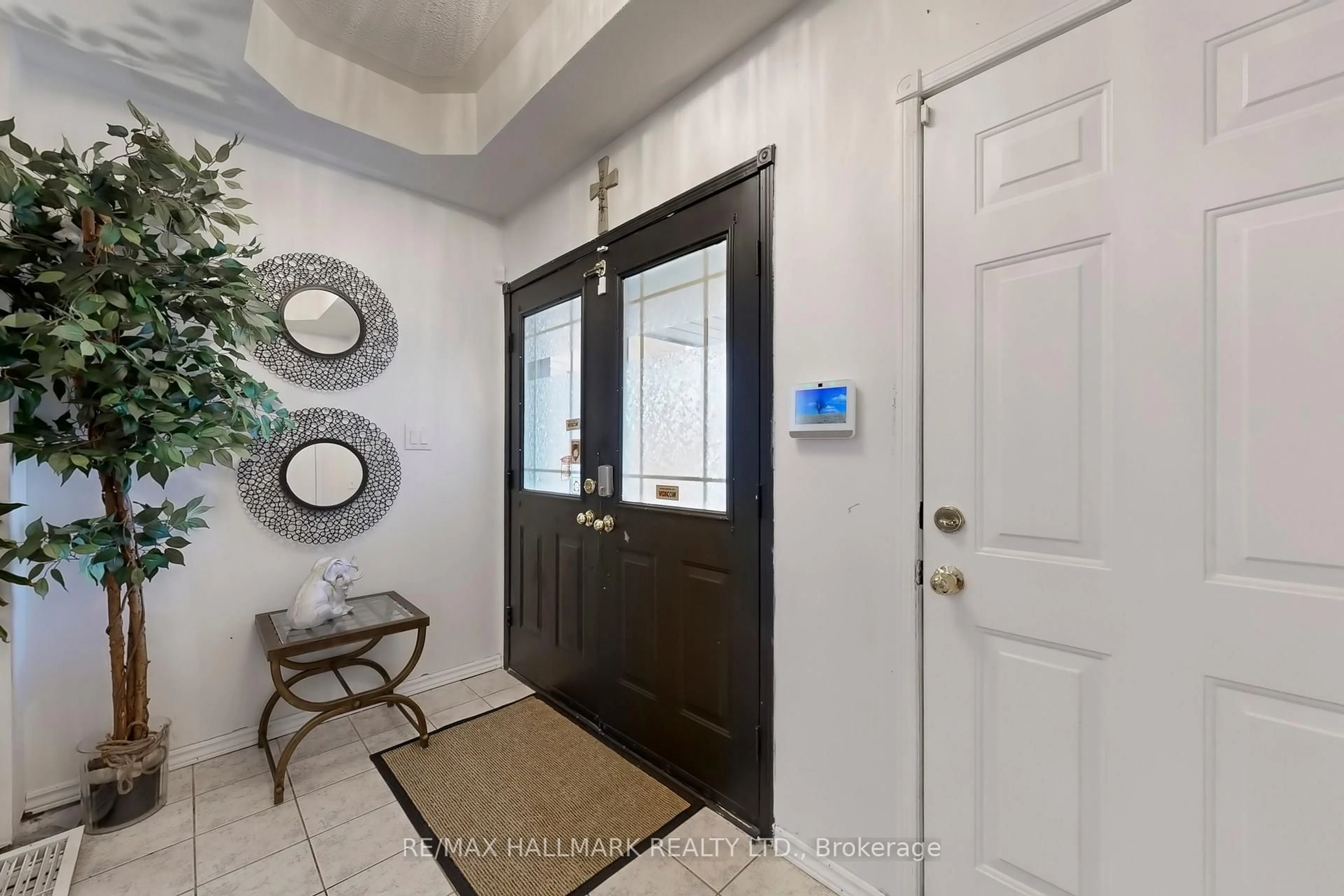 Indoor entryway for 386 Strouds Lane, Pickering Ontario L1V 6X2