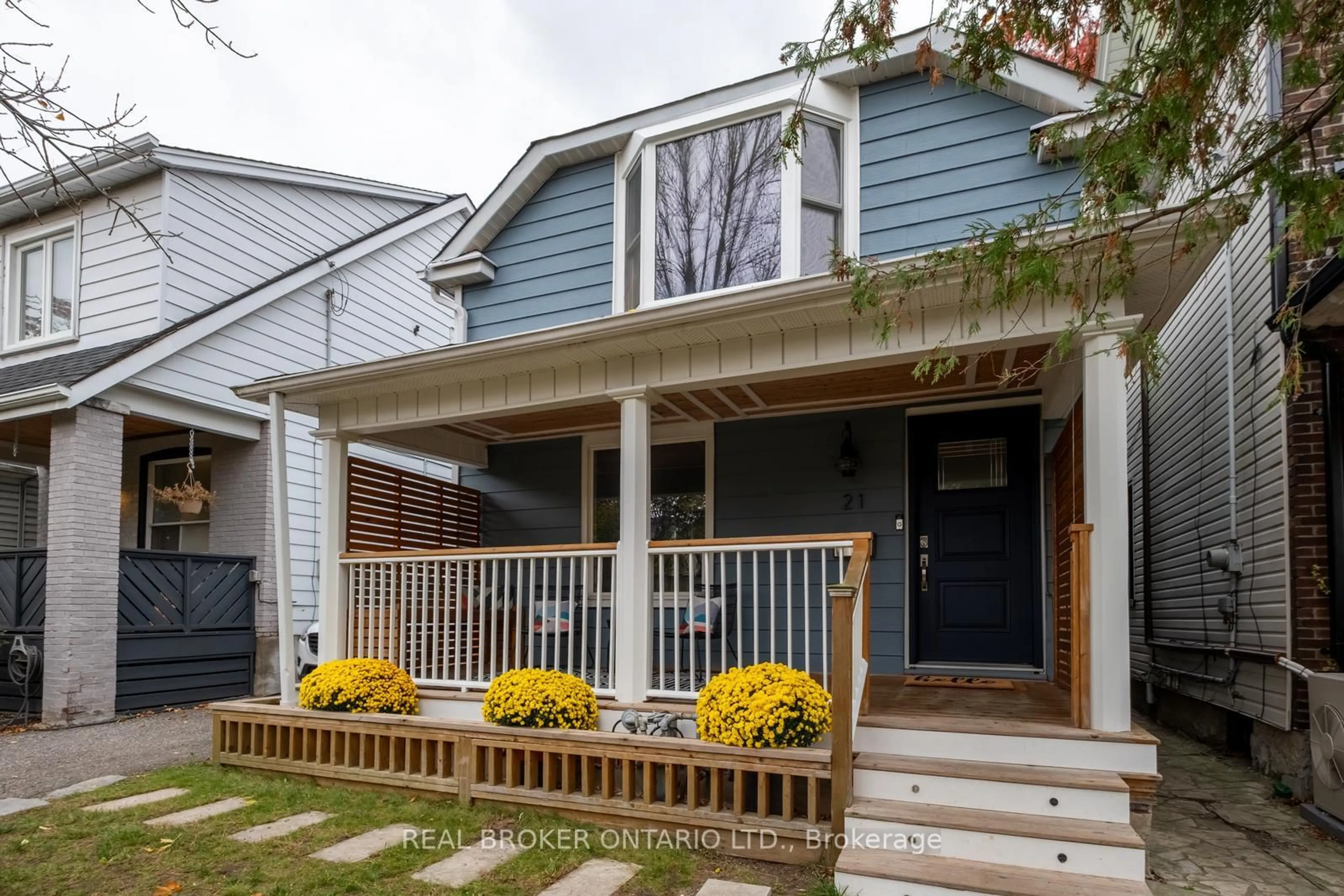 Home with vinyl exterior material, street for 21 Stephenson Ave, Toronto Ontario M4C 1E9