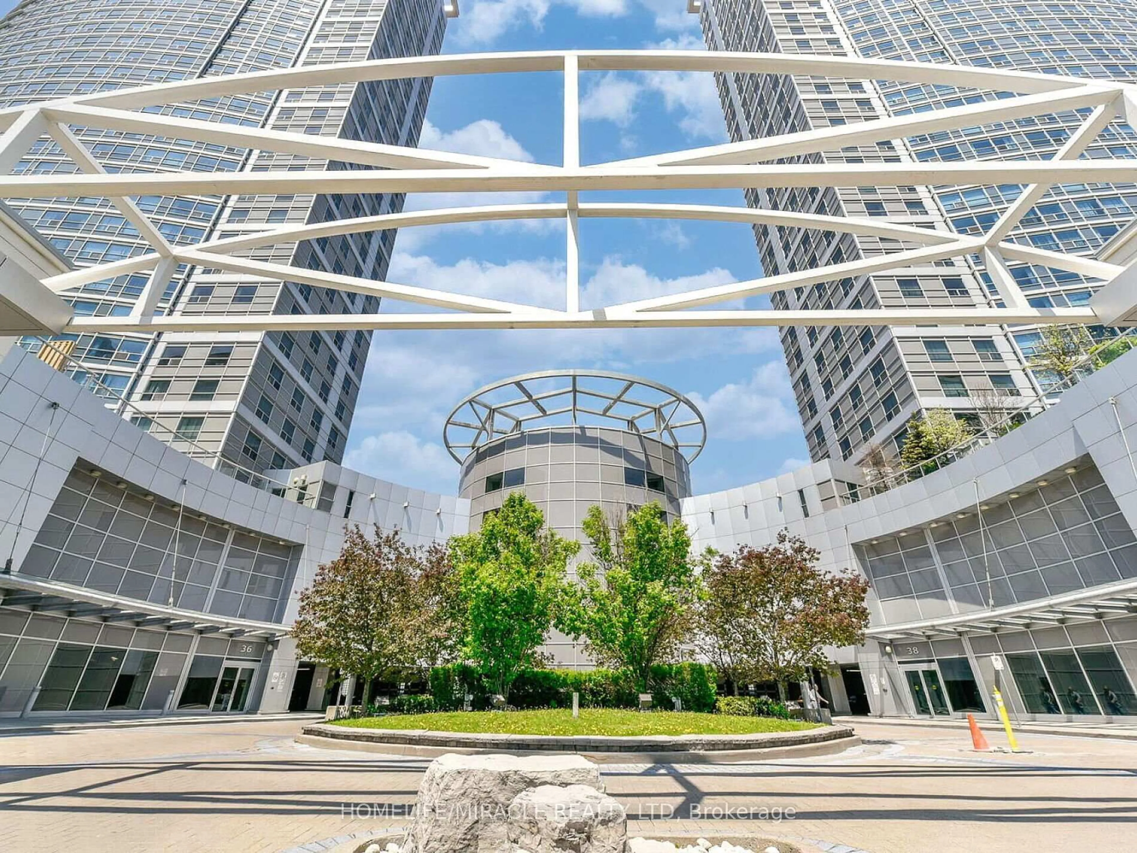 Indoor foyer for 38 Lee Centre Dr #2003, Toronto Ontario M1H 3J7