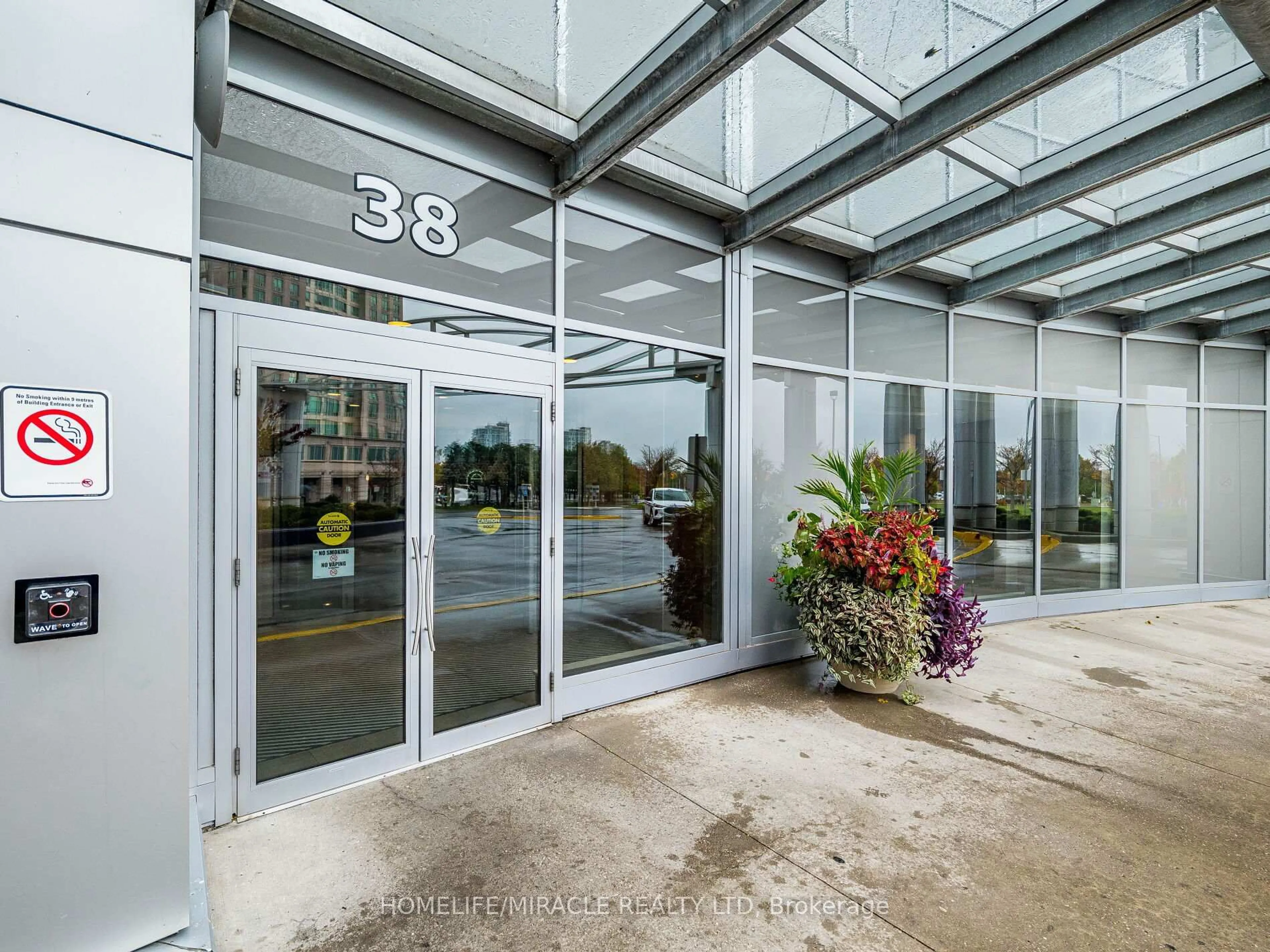 Indoor foyer for 38 Lee Centre Dr #2003, Toronto Ontario M1H 3J7