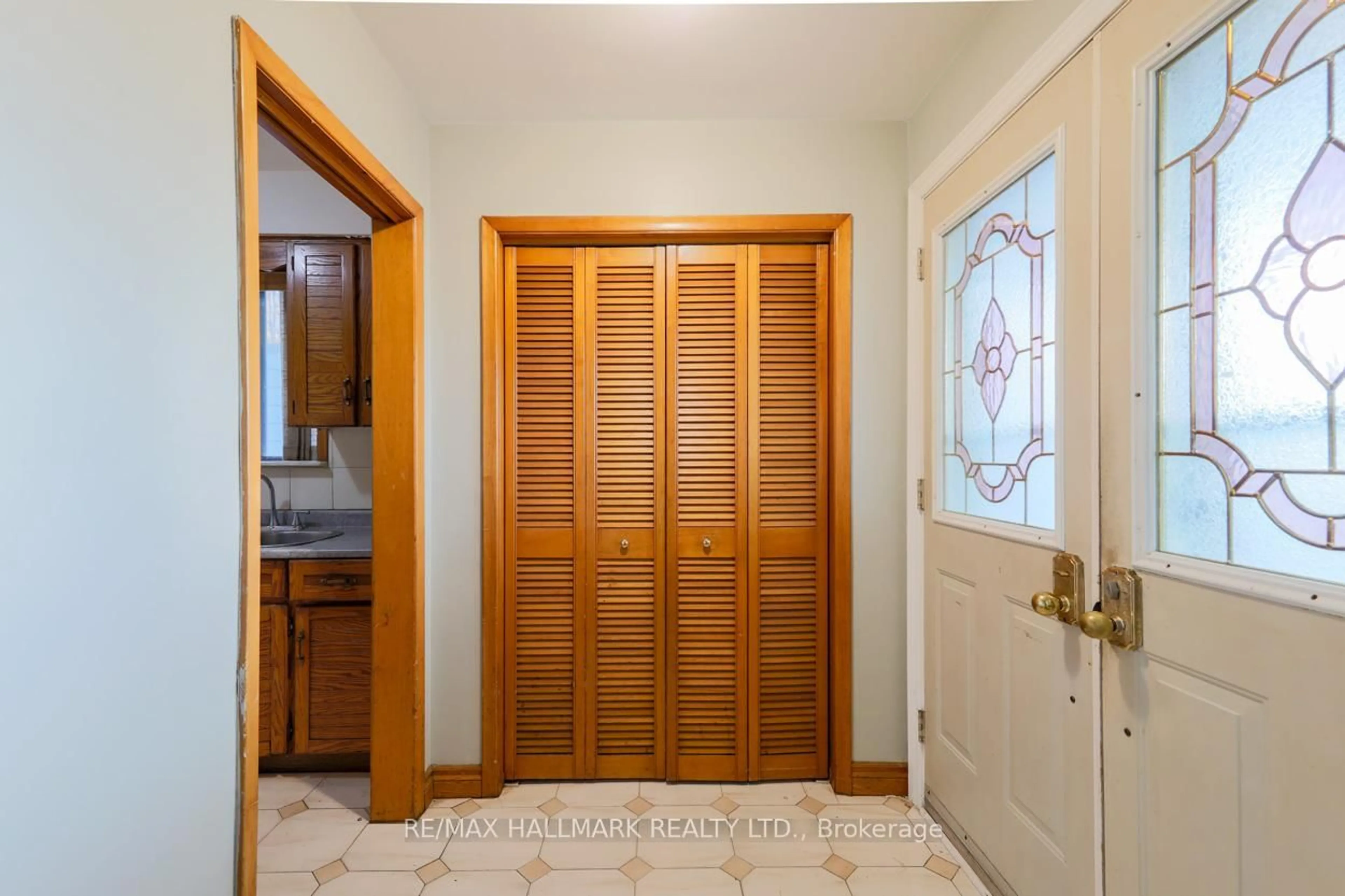 Indoor entryway for 767 Midland Ave, Toronto Ontario M1K 4E5