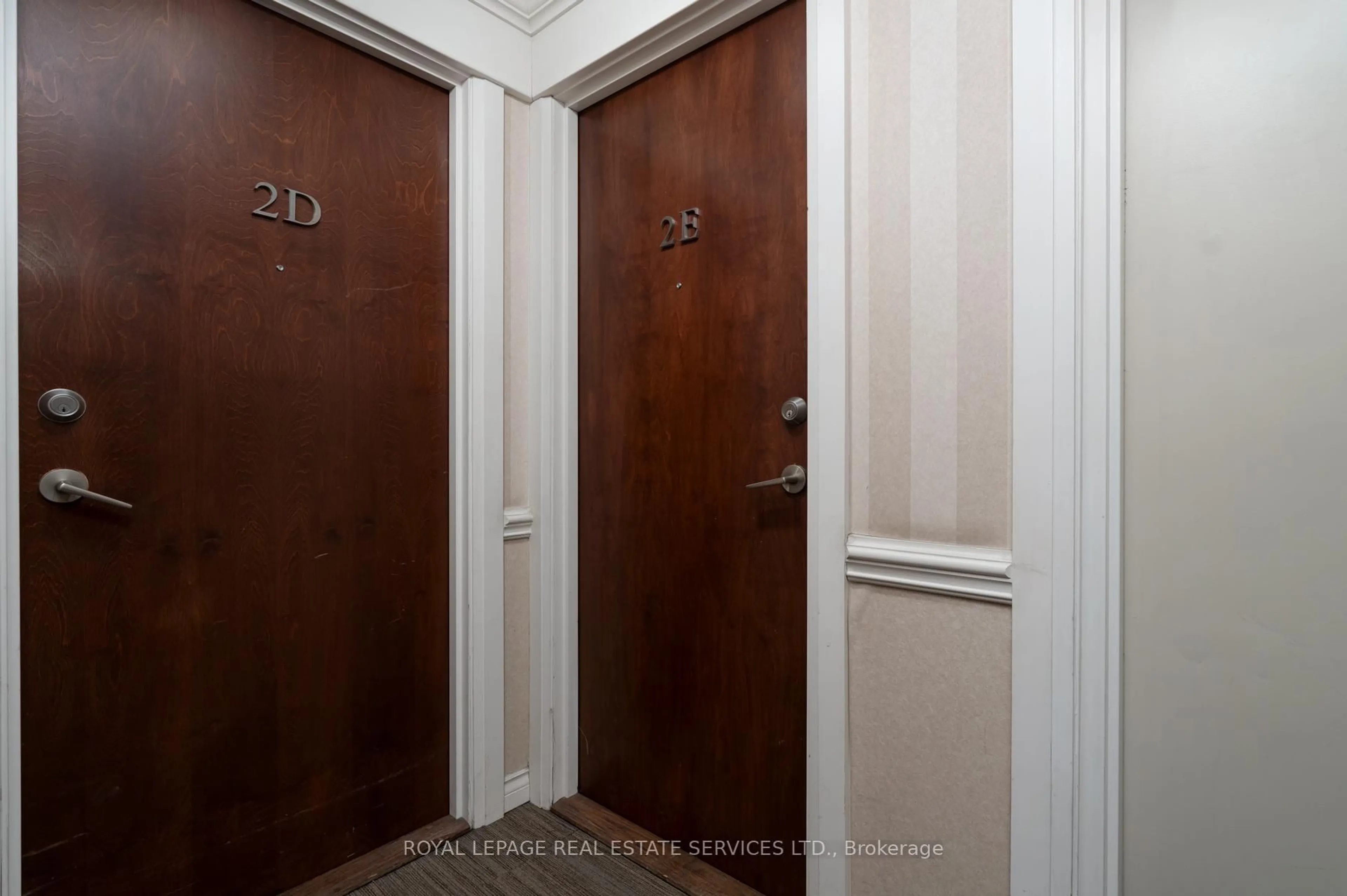 Indoor foyer for 8 Rosebank Dr #2E, Toronto Ontario M1B 5Z3