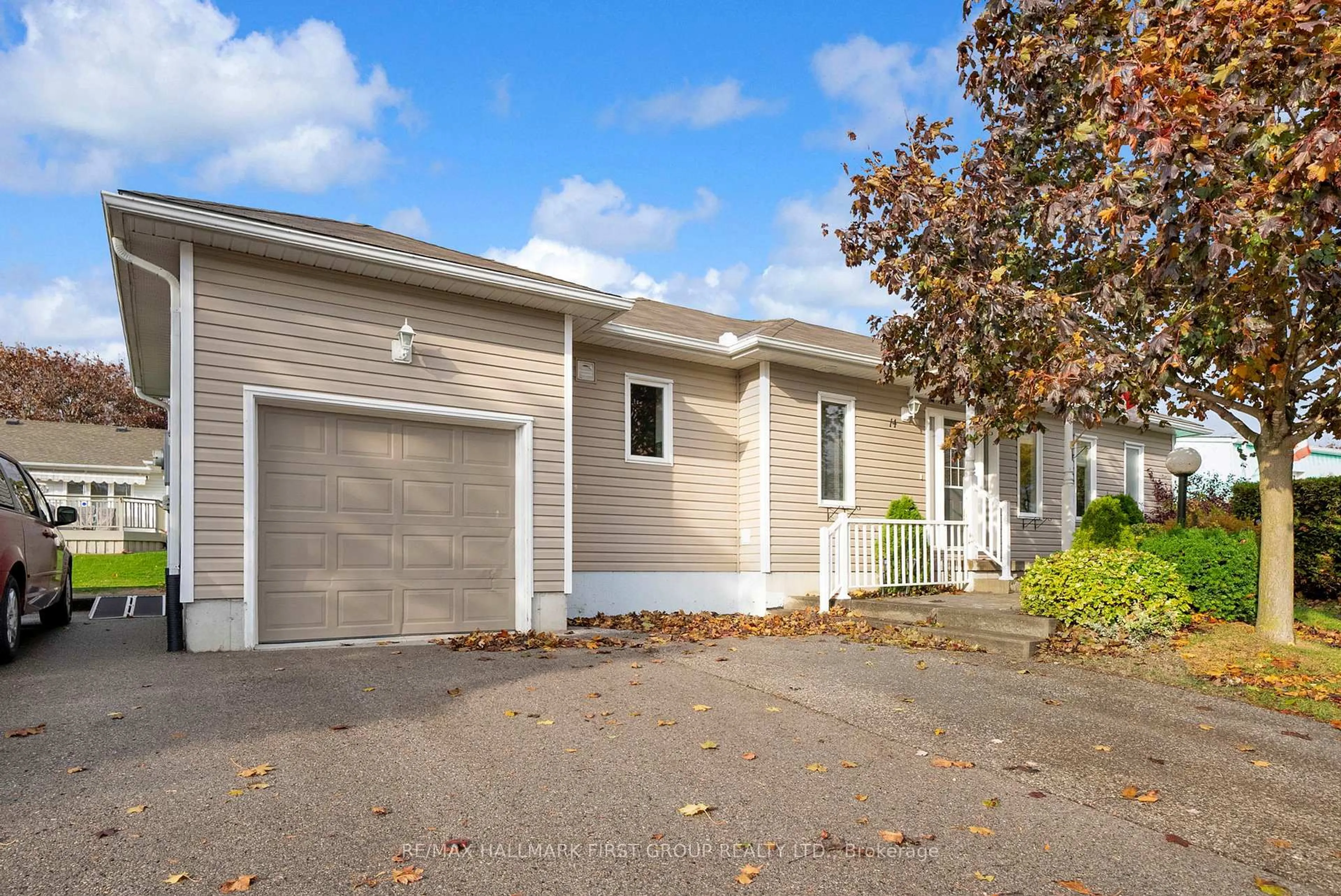 Home with vinyl exterior material, street for 14 Champlain Crt, Clarington Ontario L1B 1A5