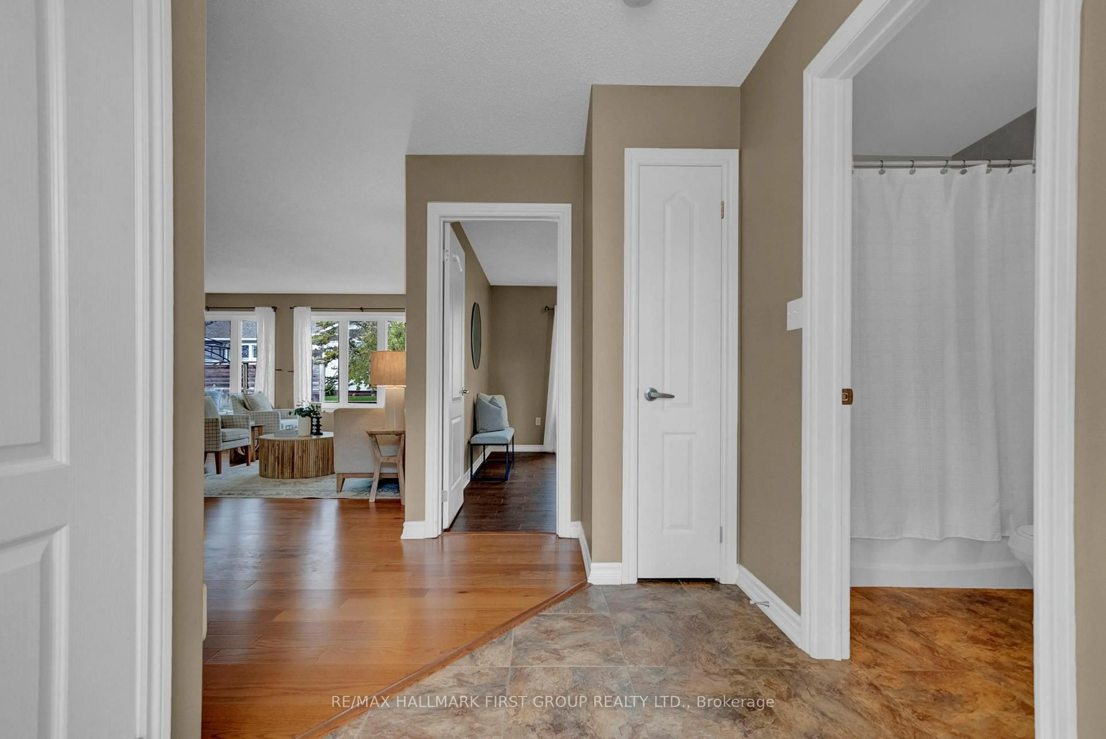 Indoor entryway for 14 Champlain Crt, Clarington Ontario L1B 1A5