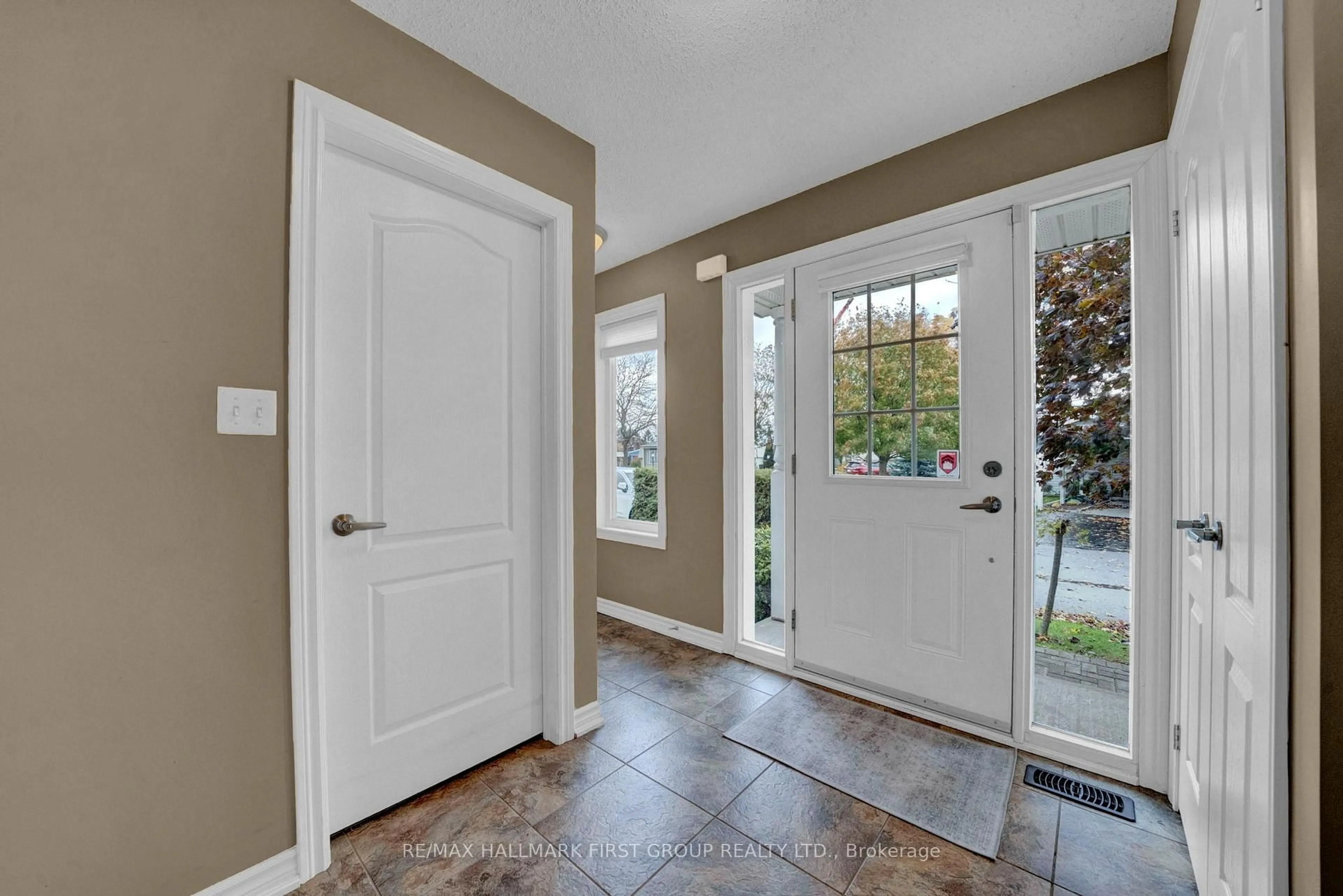 Indoor entryway for 14 Champlain Crt, Clarington Ontario L1B 1A5