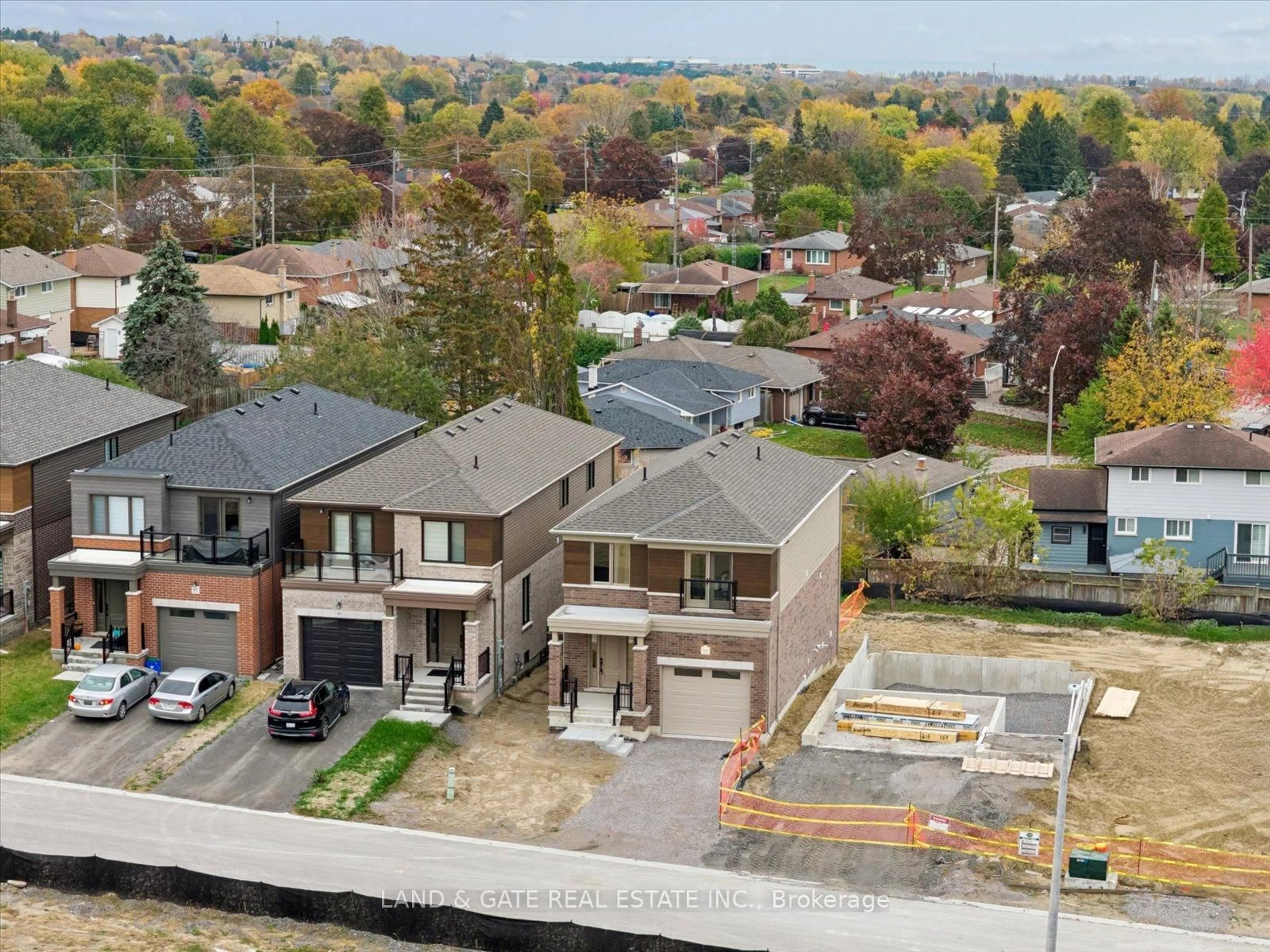 A pic from outside/outdoor area/front of a property/back of a property/a pic from drone, water/lake/river/ocean view for 989 Queensdale Ave, Oshawa Ontario L1H 1H4