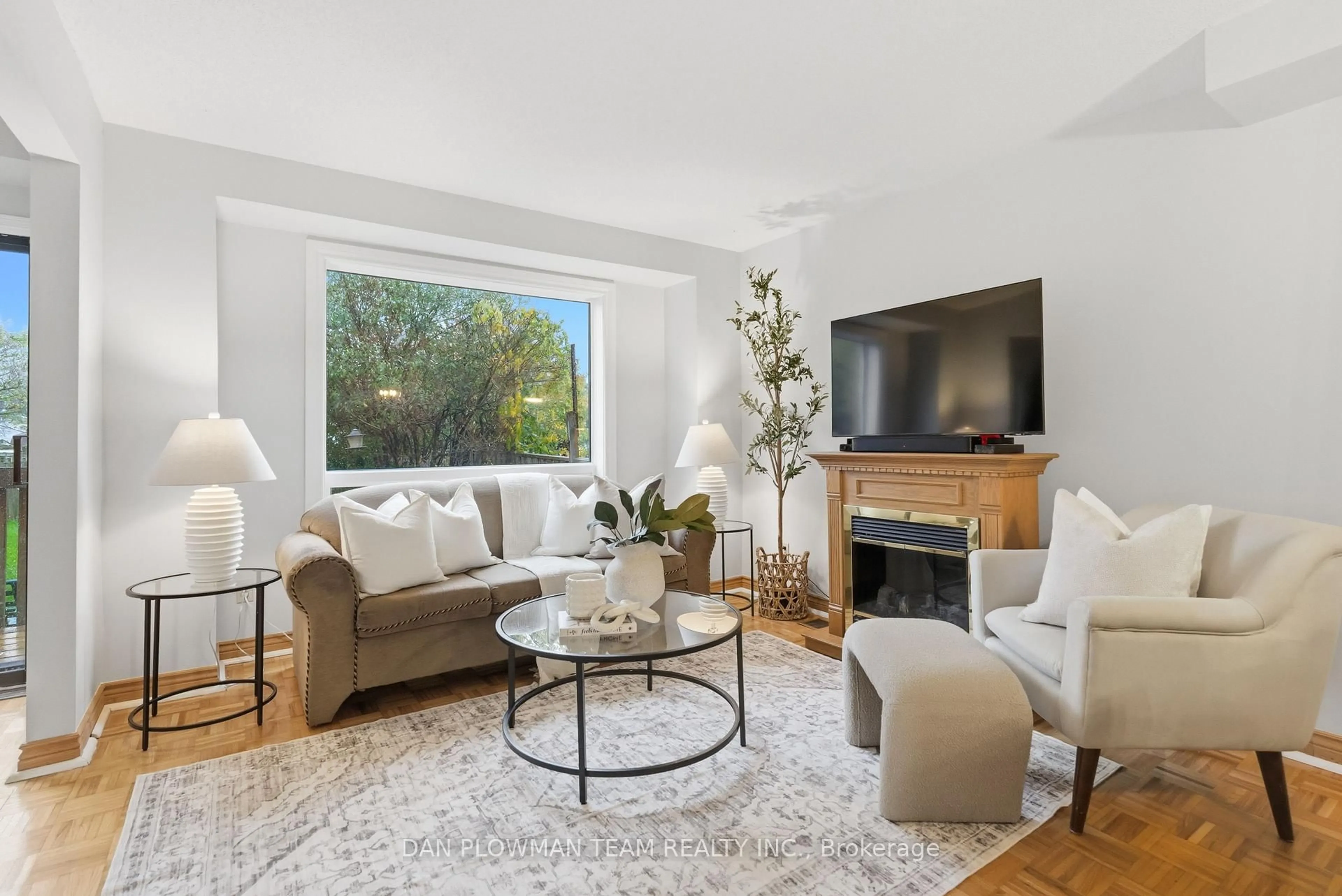 Living room with furniture, unknown for 1561 Connery Cres, Oshawa Ontario L1J 8G3