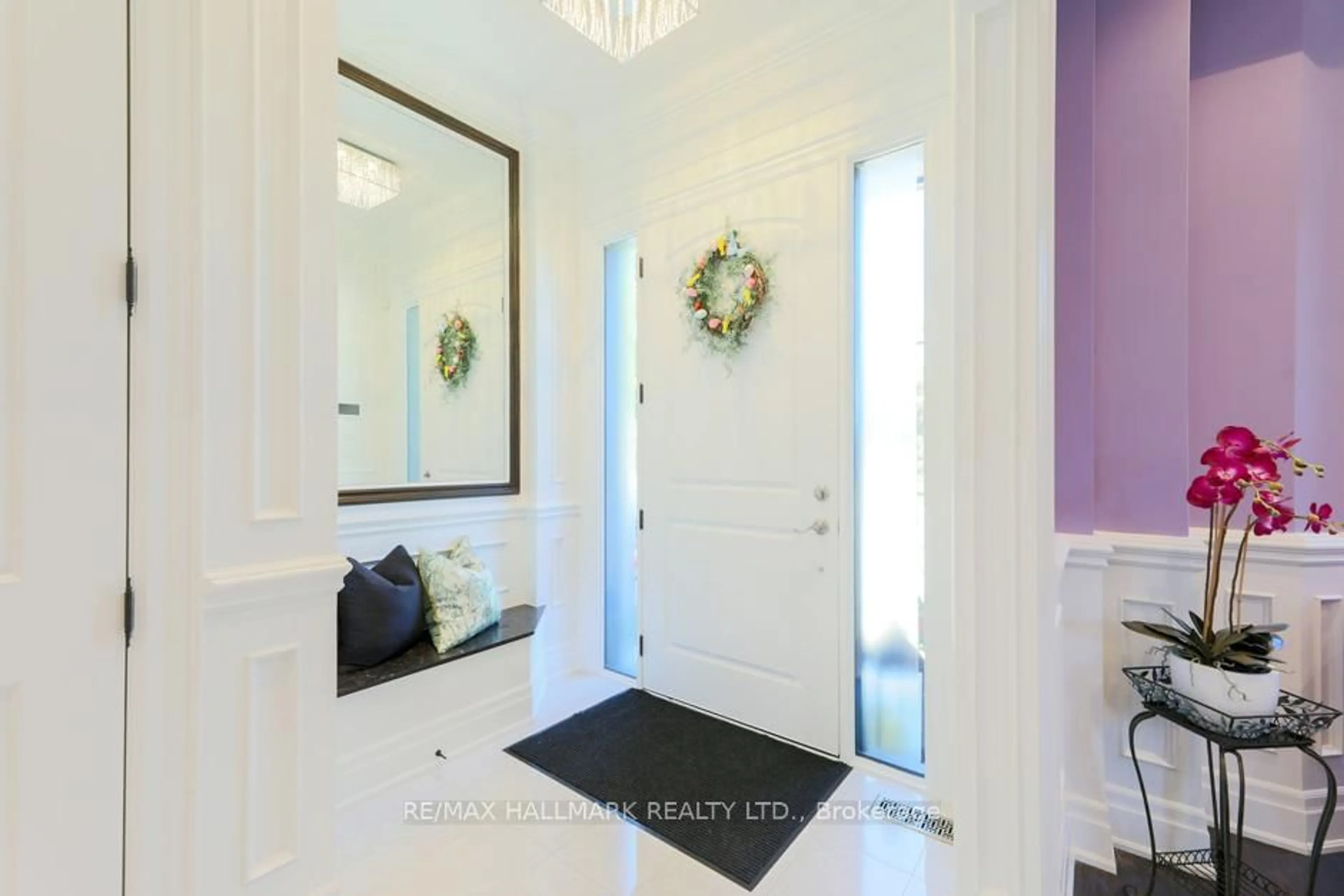 Indoor entryway for 44 Scarboro Cres, Toronto Ontario M1M 2J4