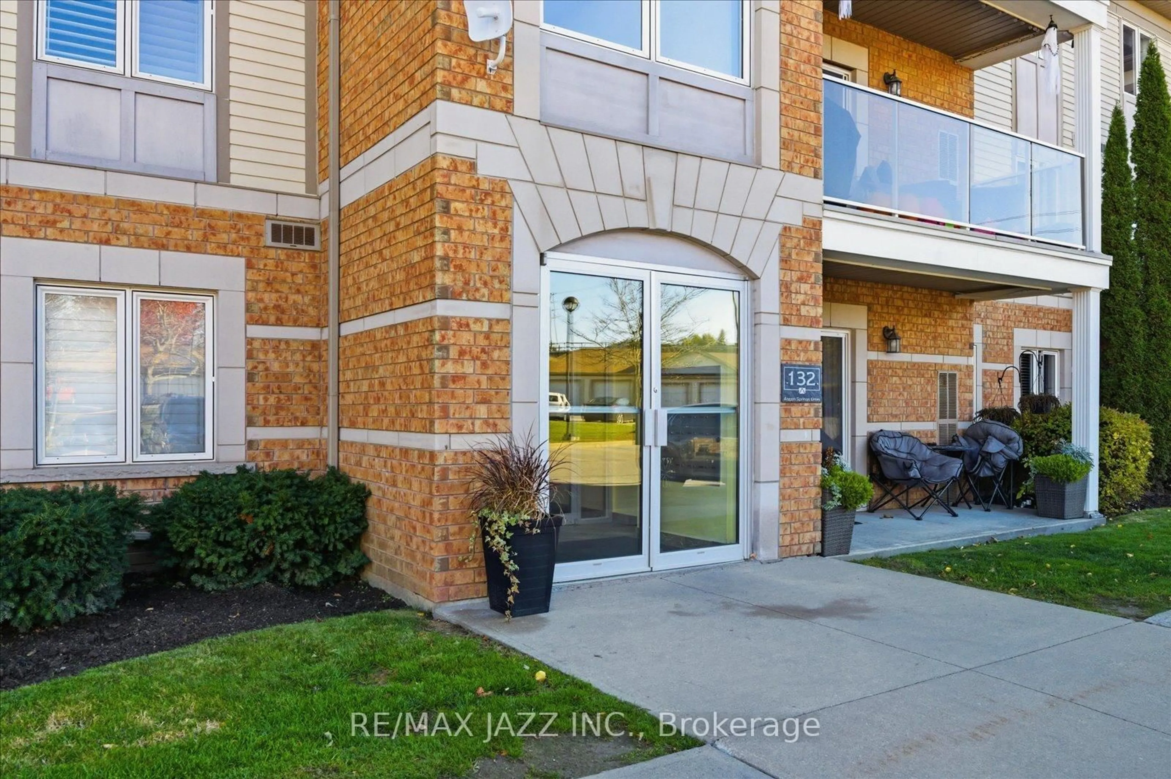 Indoor entryway for 132 Aspen Springs Dr #310, Clarington Ontario L1C 0H1