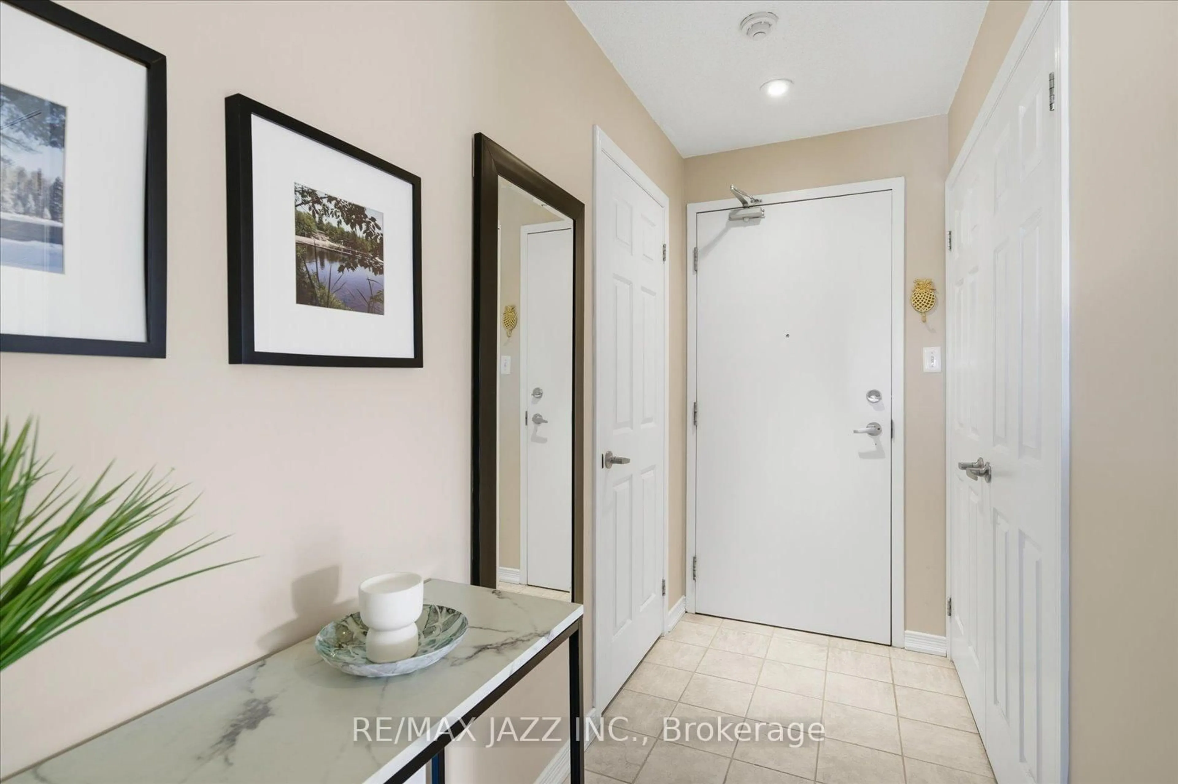 Indoor entryway for 132 Aspen Springs Dr #310, Clarington Ontario L1C 0H1