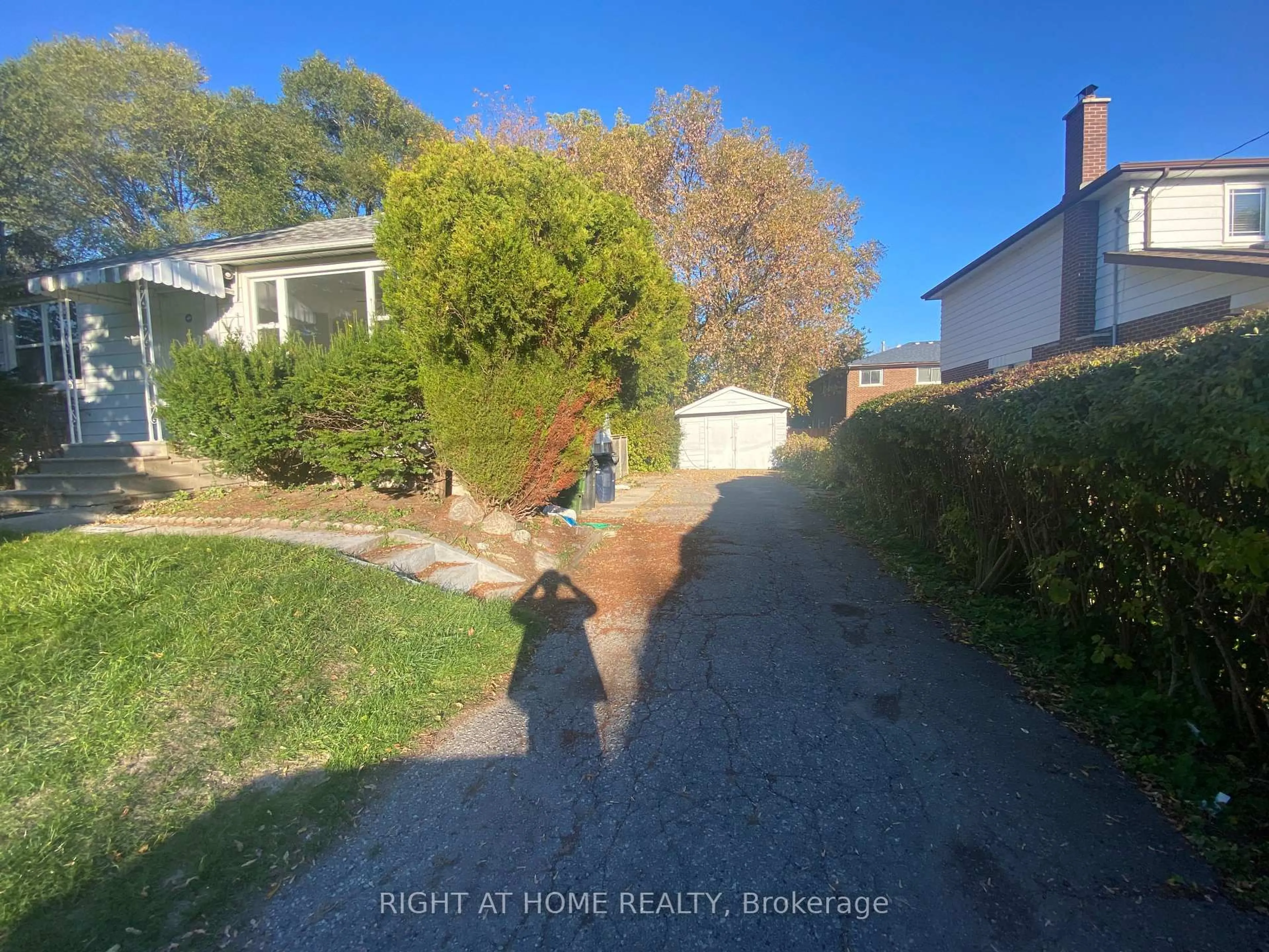 A pic from outside/outdoor area/front of a property/back of a property/a pic from drone, street for 97 Galloway Rd, Toronto Ontario M1E 1W8