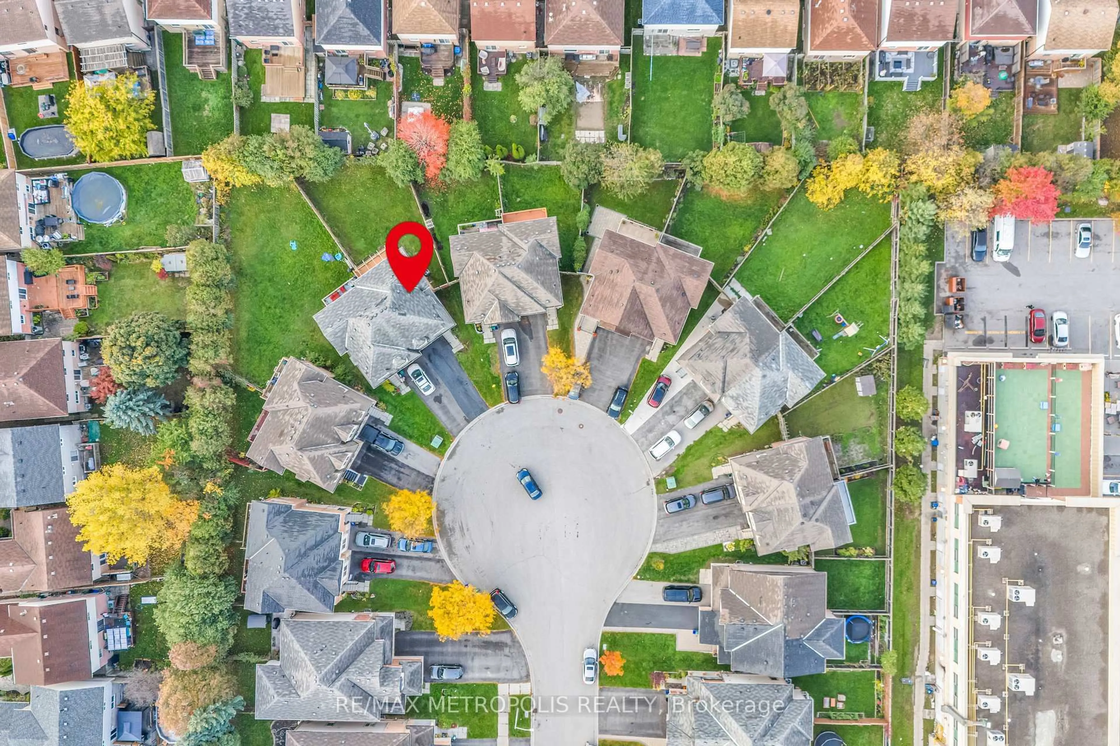 A pic from outside/outdoor area/front of a property/back of a property/a pic from drone, street for 43 Horton St, Ajax Ontario L1Z 1E3