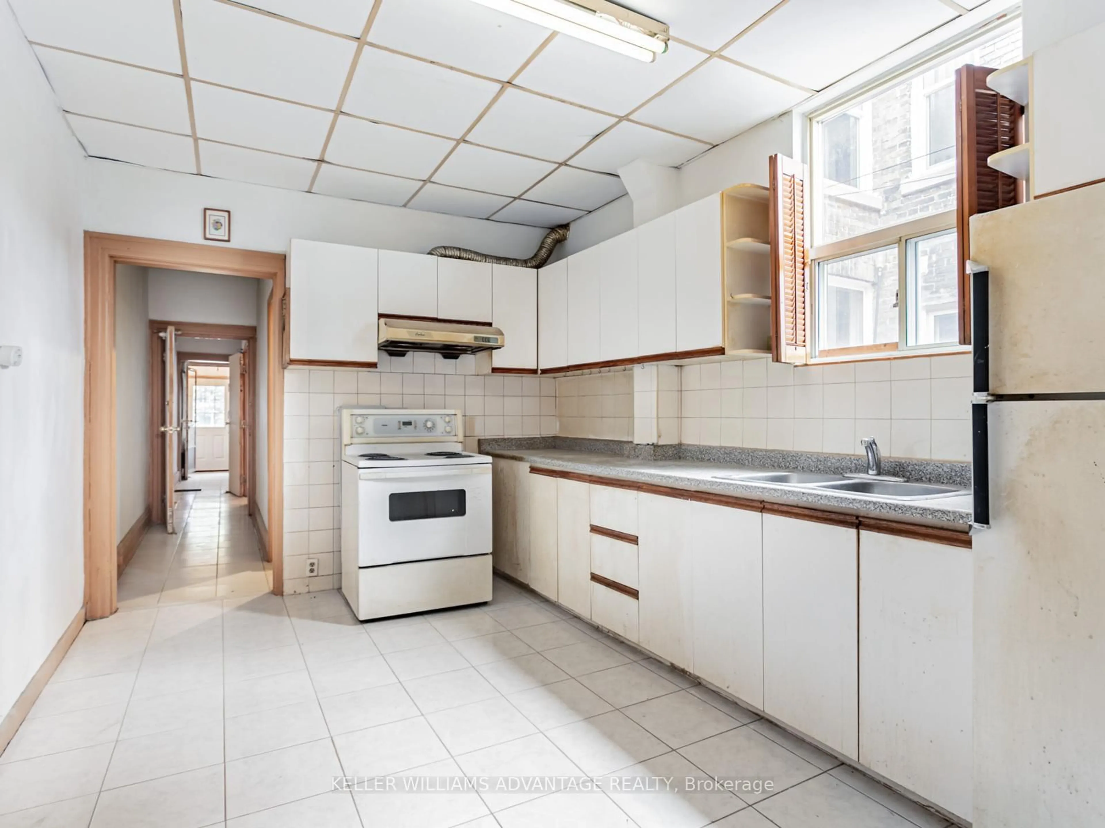 Standard kitchen, unknown for 1042 Dundas St, Toronto Ontario M4M 1R8