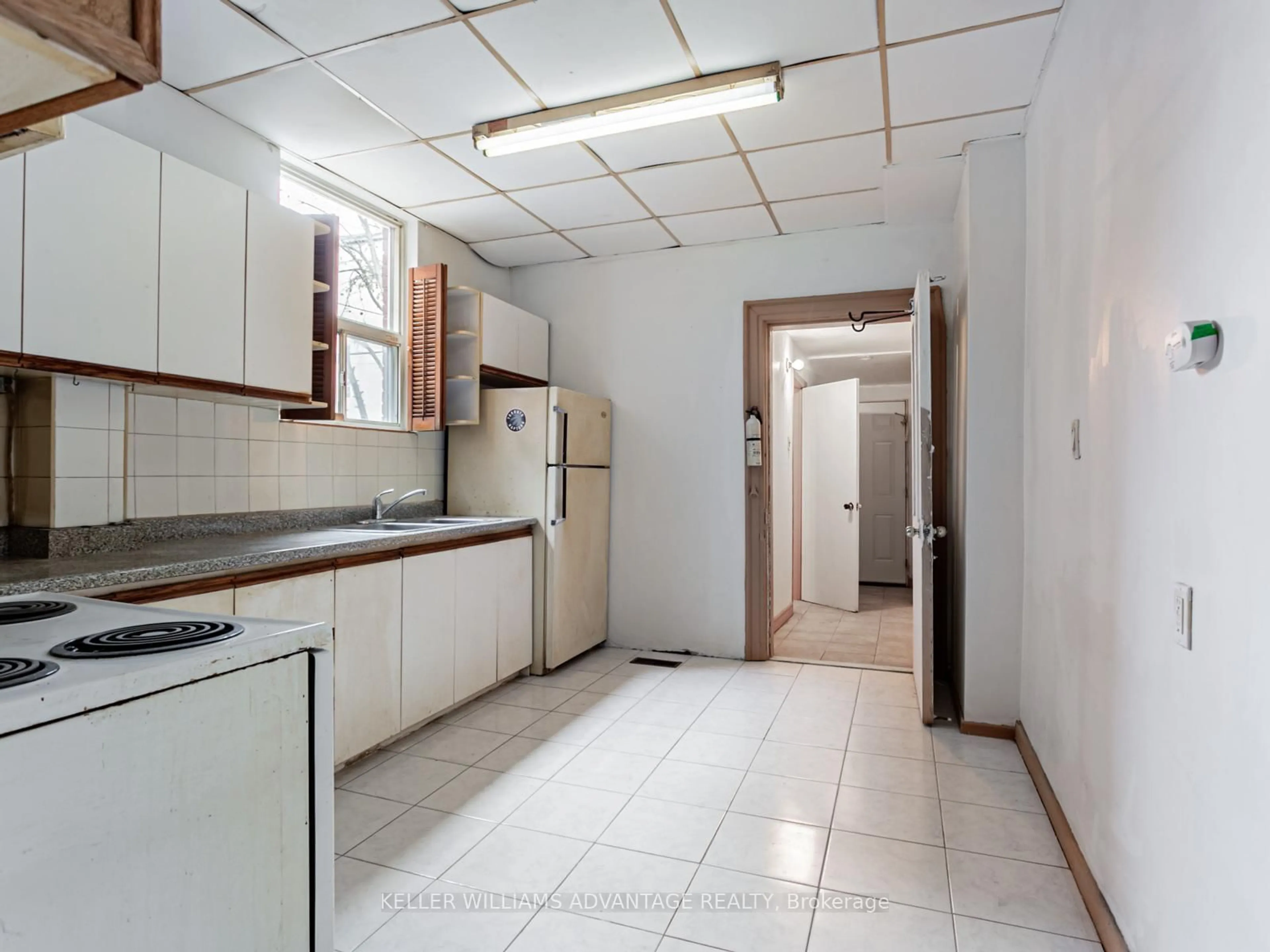 Standard kitchen, unknown for 1042 Dundas St, Toronto Ontario M4M 1R8