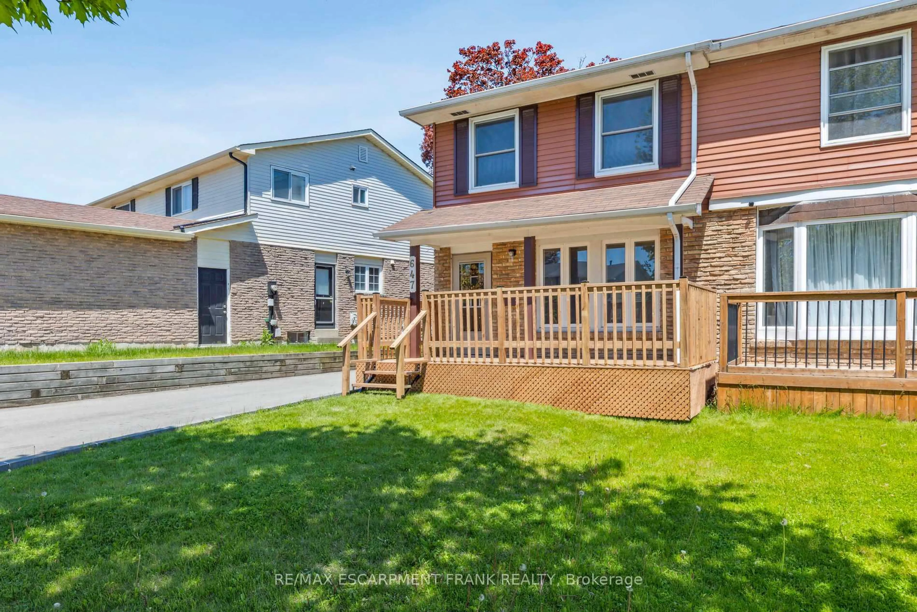 Home with vinyl exterior material, street for 647 Balsam Cres, Oshawa Ontario L1J 6A1