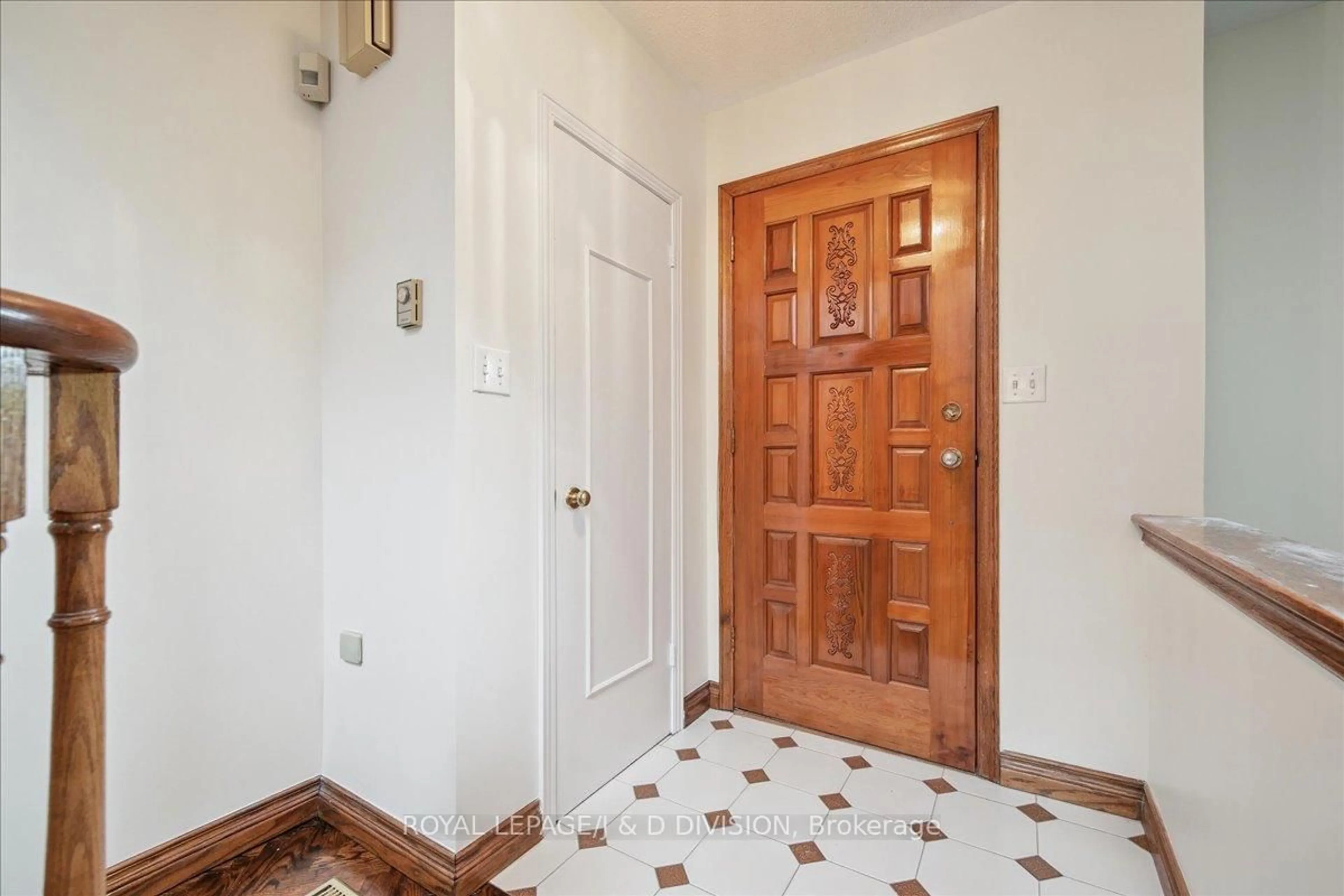 Indoor foyer for 108 Glen Albert Dr, Toronto Ontario M4B 1J2