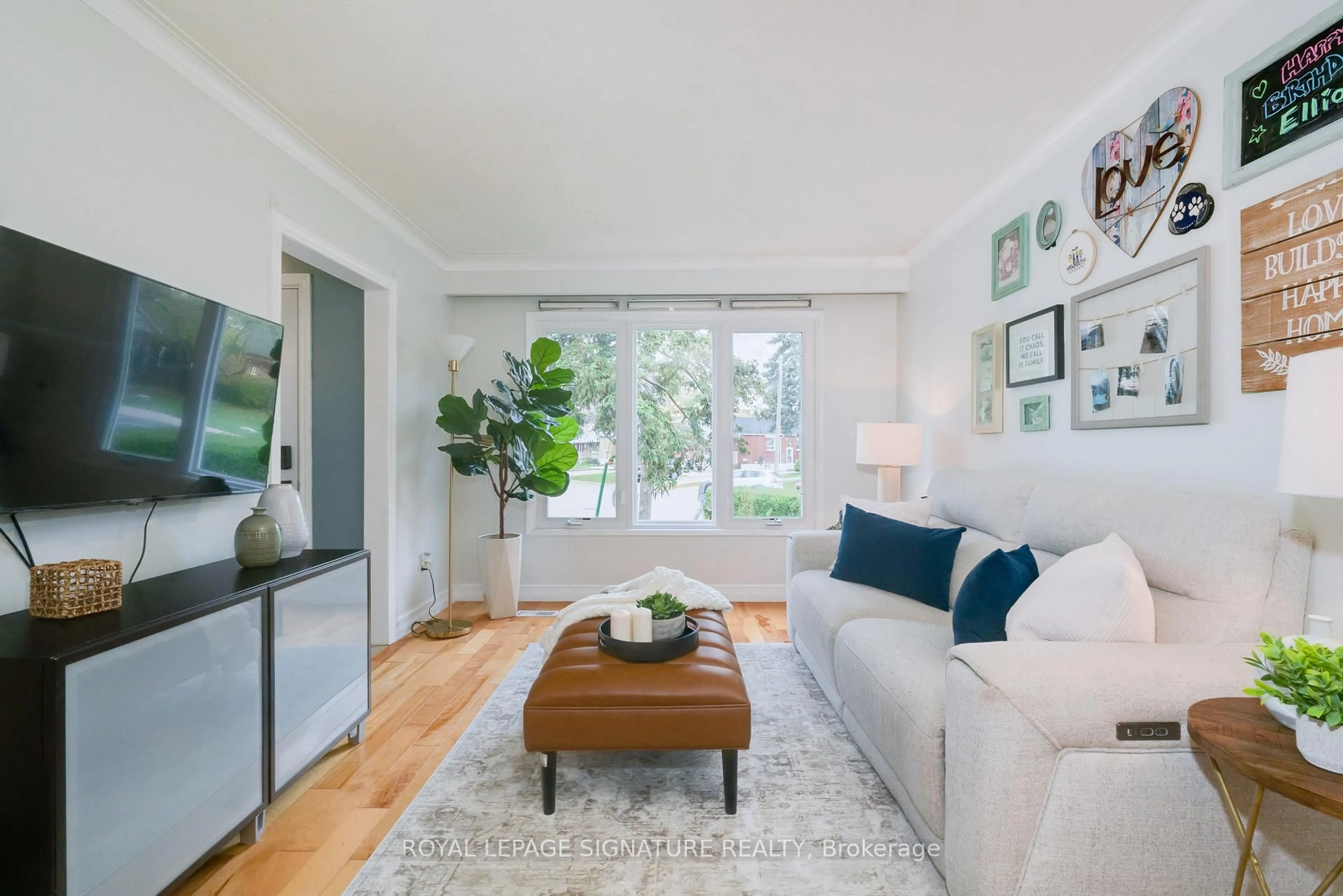 Living room with furniture, wood/laminate floor for 31 Castille Ave, Toronto Ontario M1R 2C2