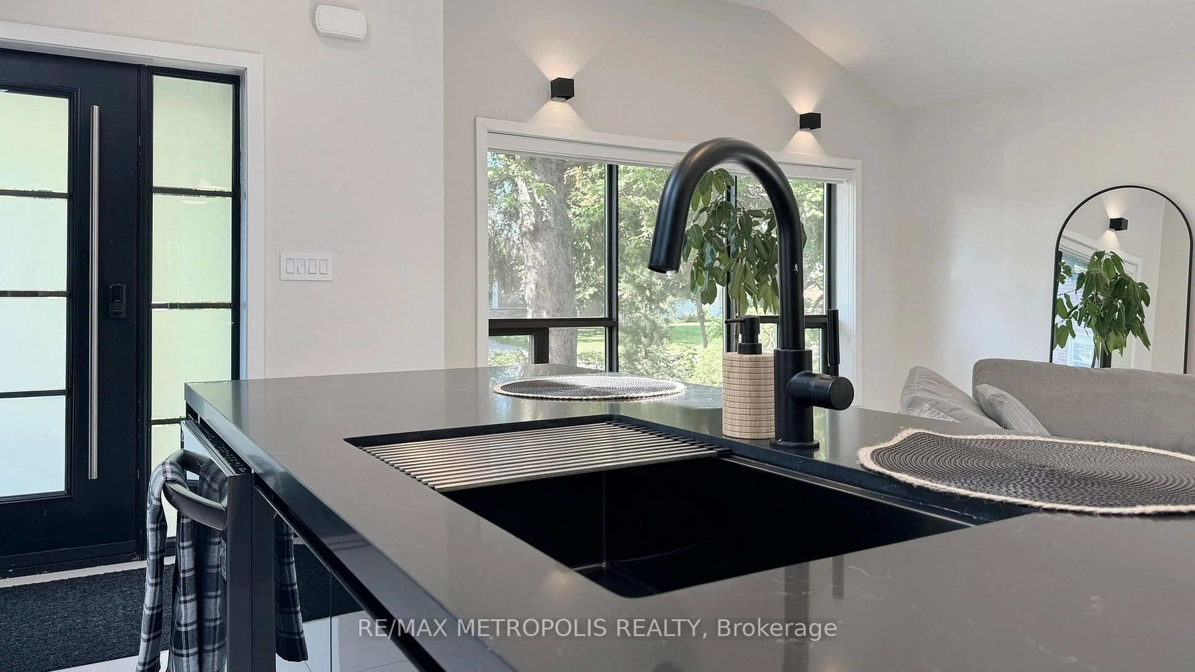 Contemporary kitchen, ceramic/tile floor for 640 Lansdowne Dr, Oshawa Ontario L1G 1W4