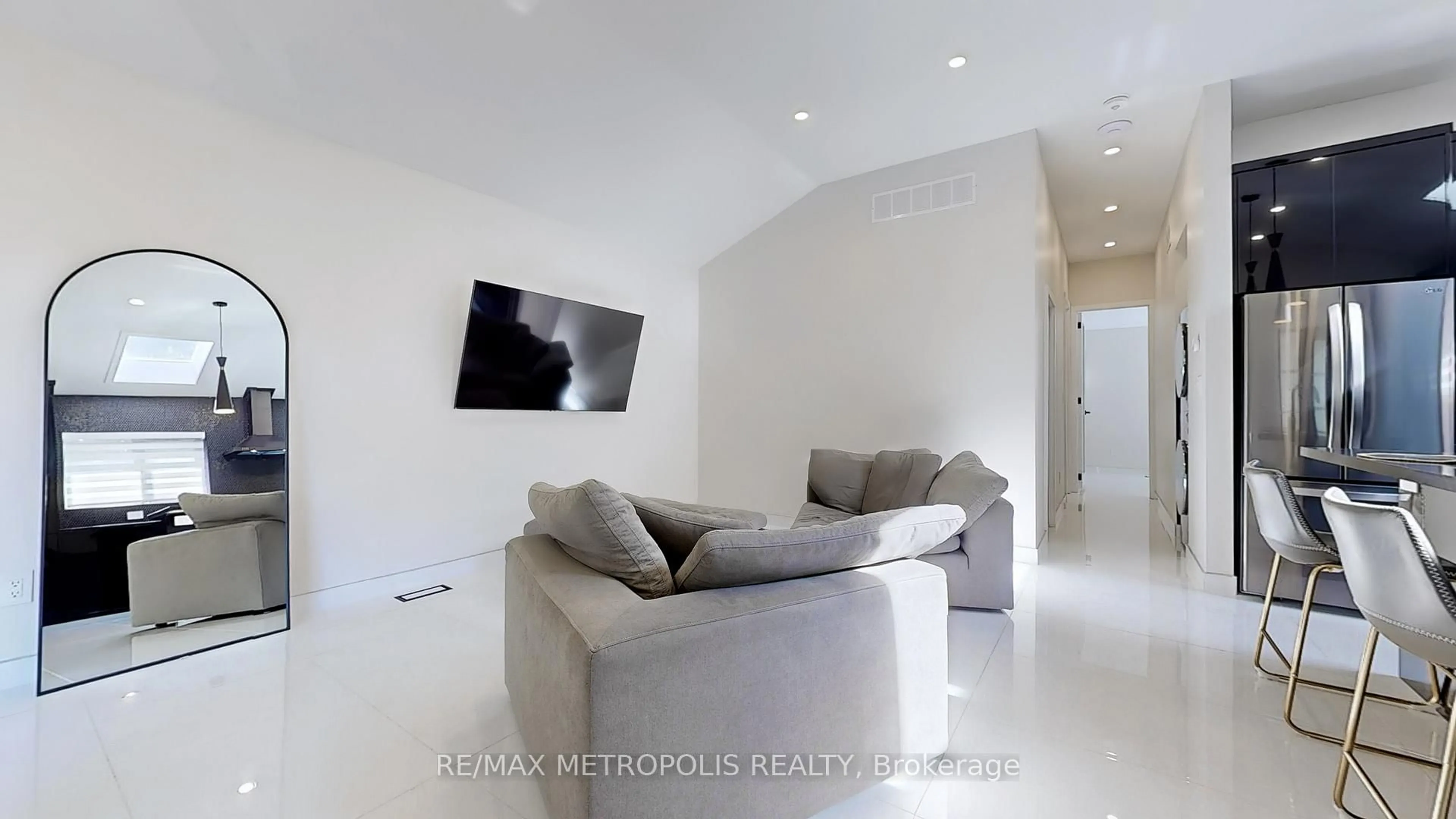 Home theater for 640 Lansdowne Dr, Oshawa Ontario L1G 1W4