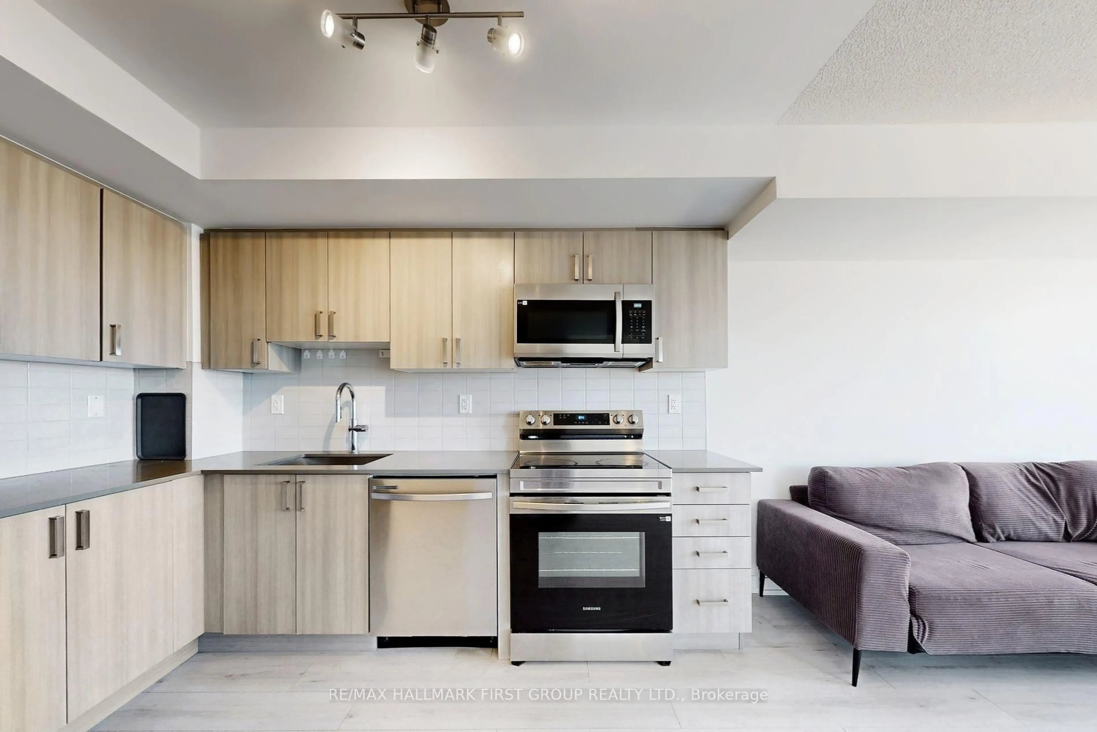 Standard kitchen, unknown for 1435 Celebration Dr #1509, Pickering Ontario L1W 0C3