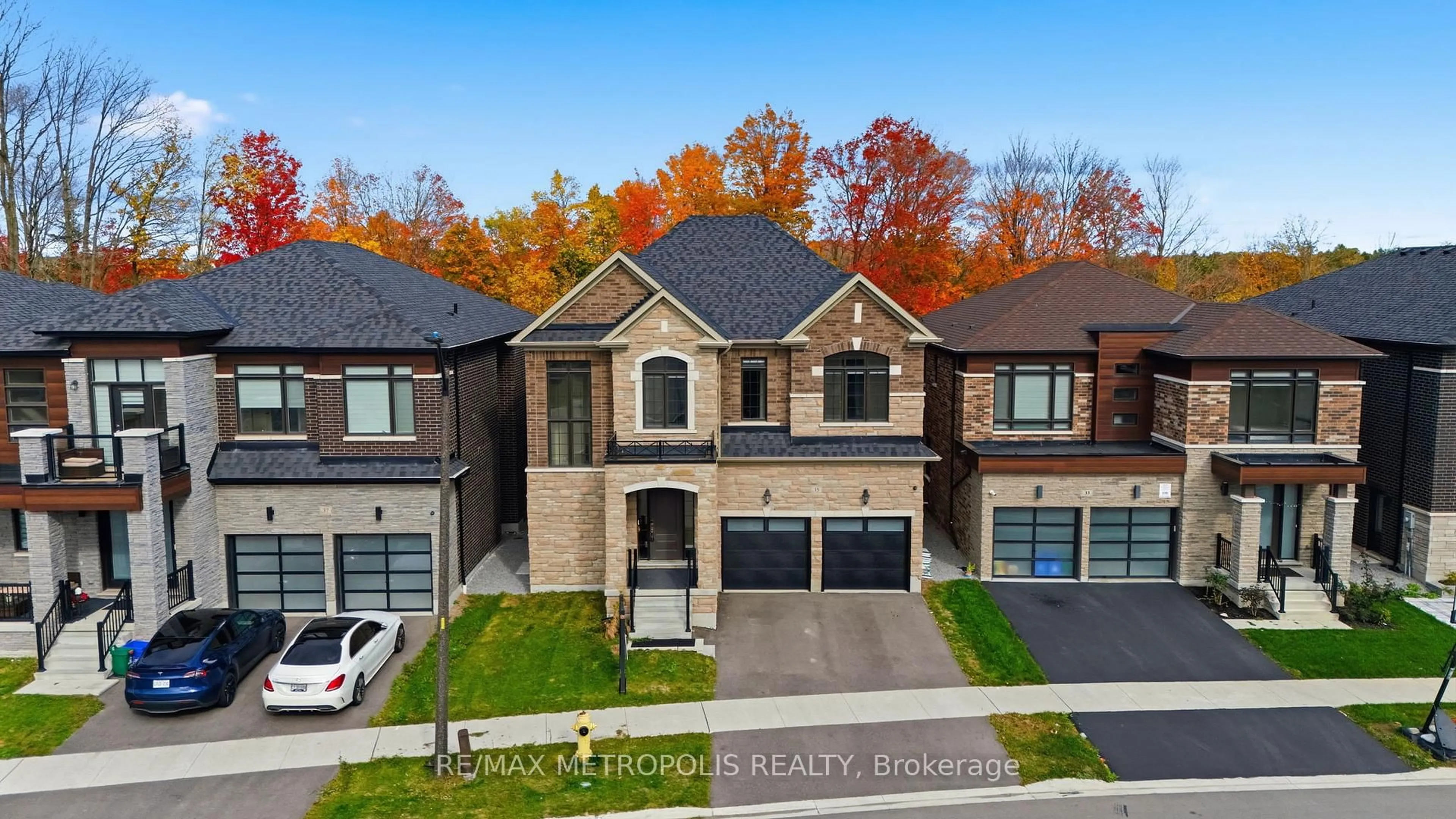 A pic from outside/outdoor area/front of a property/back of a property/a pic from drone, street for 35 Fruitful Cres, Whitby Ontario L1P 0N3