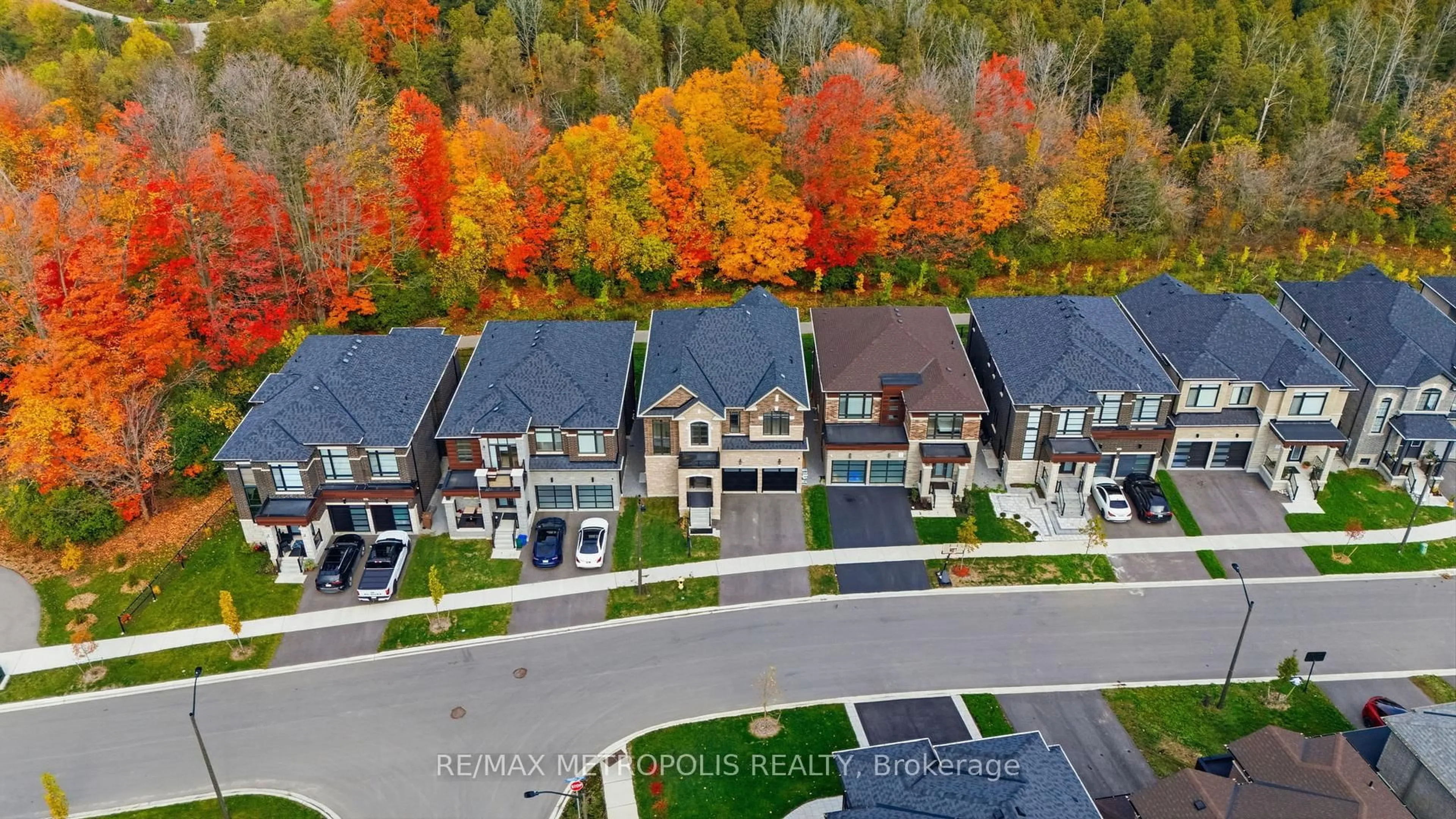 A pic from outside/outdoor area/front of a property/back of a property/a pic from drone, unknown for 35 Fruitful Cres, Whitby Ontario L1P 0N3