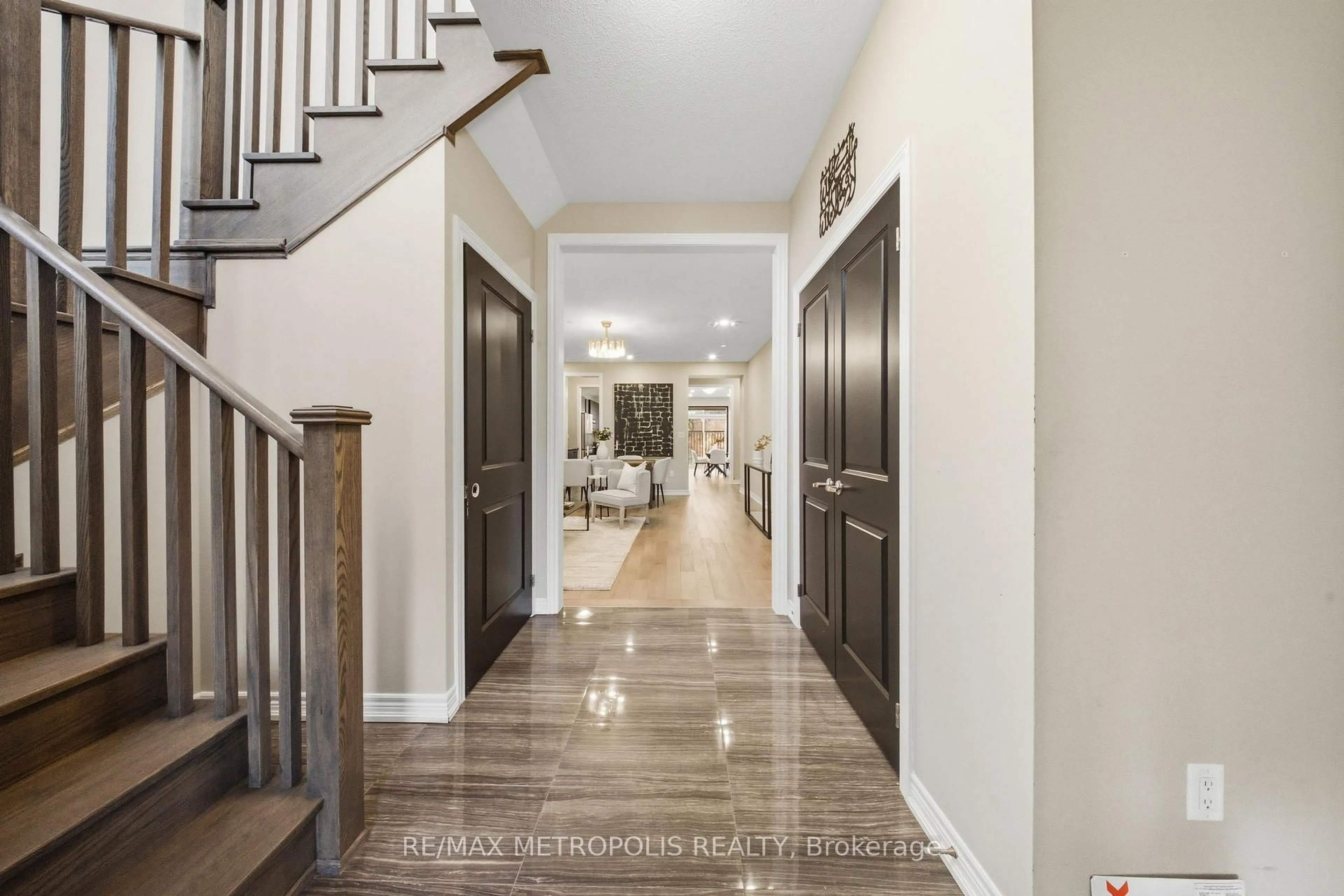 Indoor entryway for 35 Fruitful Cres, Whitby Ontario L1P 0N3