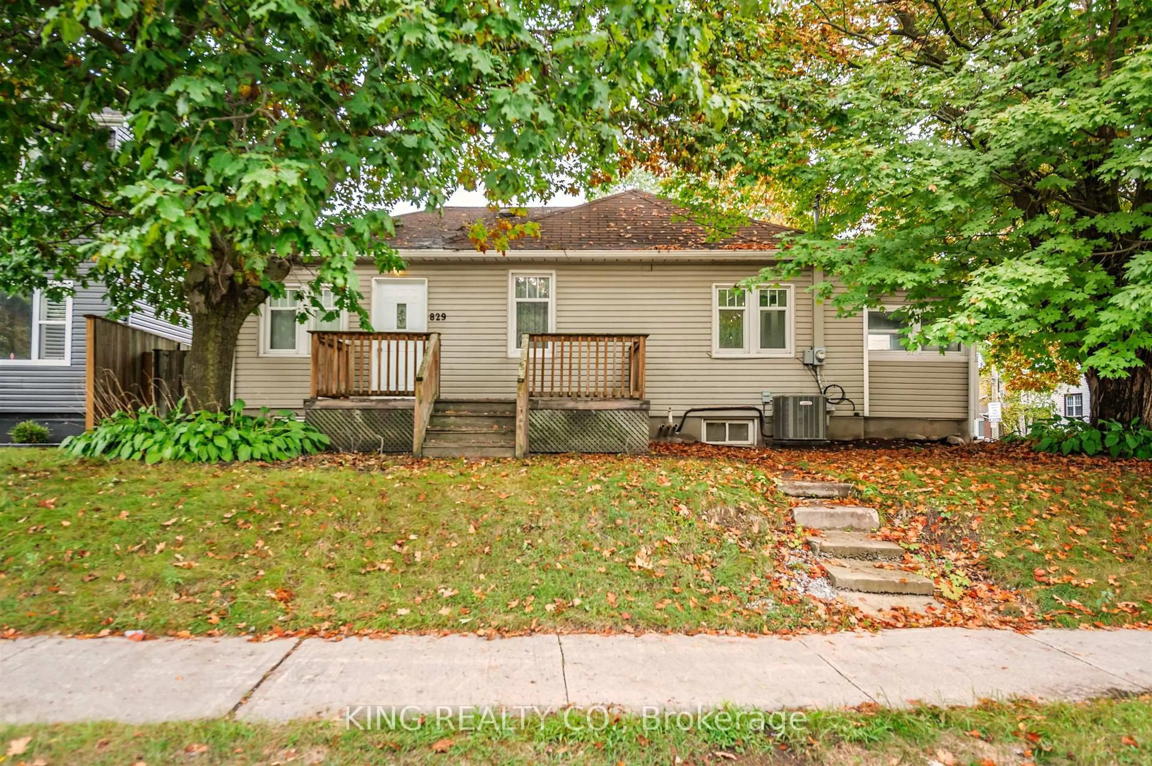 Unknown for 829 Athol St, Whitby Ontario L1N 4A1