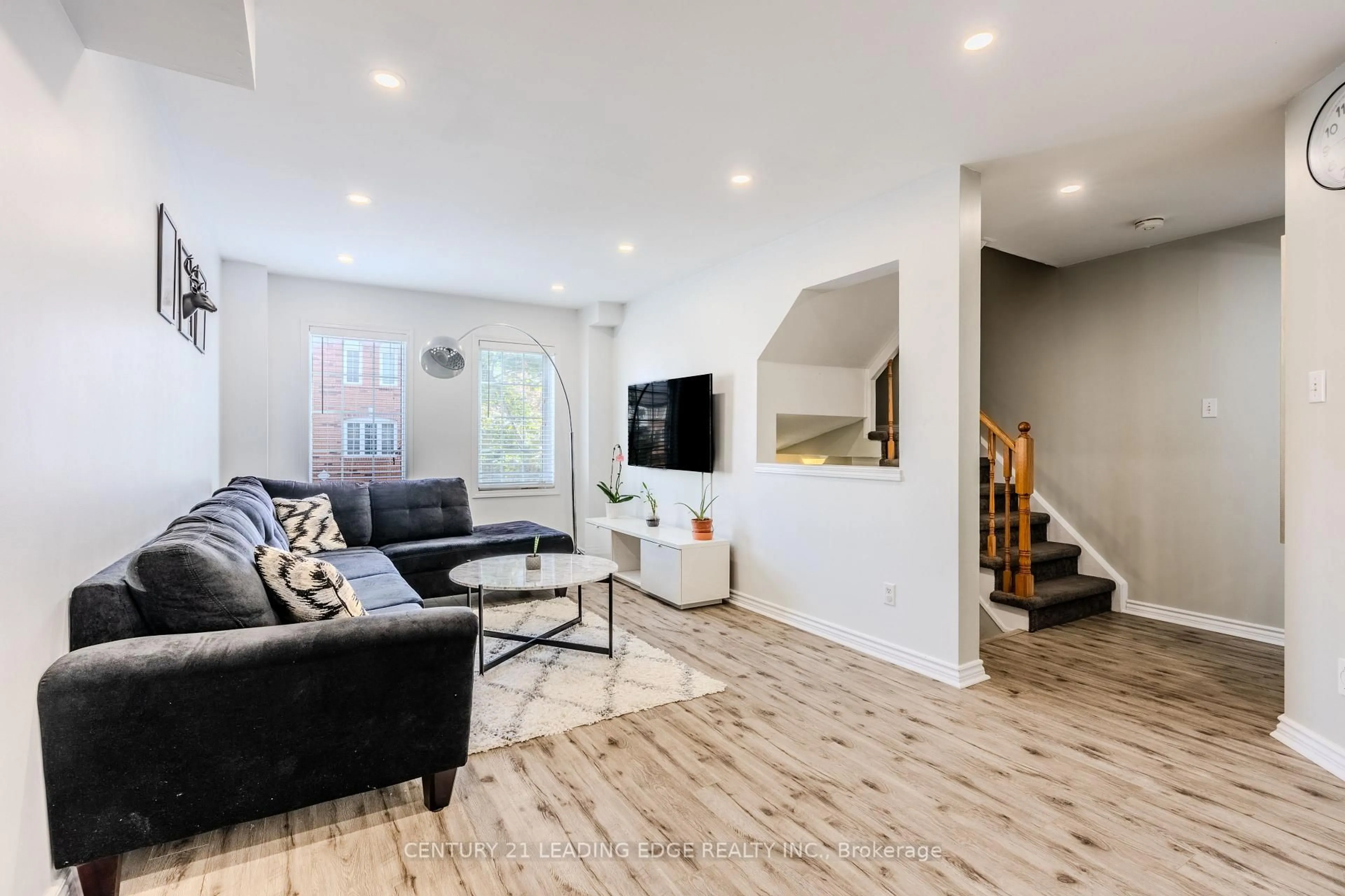 Living room with furniture, unknown for 98 Aspen Park Way, Whitby Ontario L1N 9M6