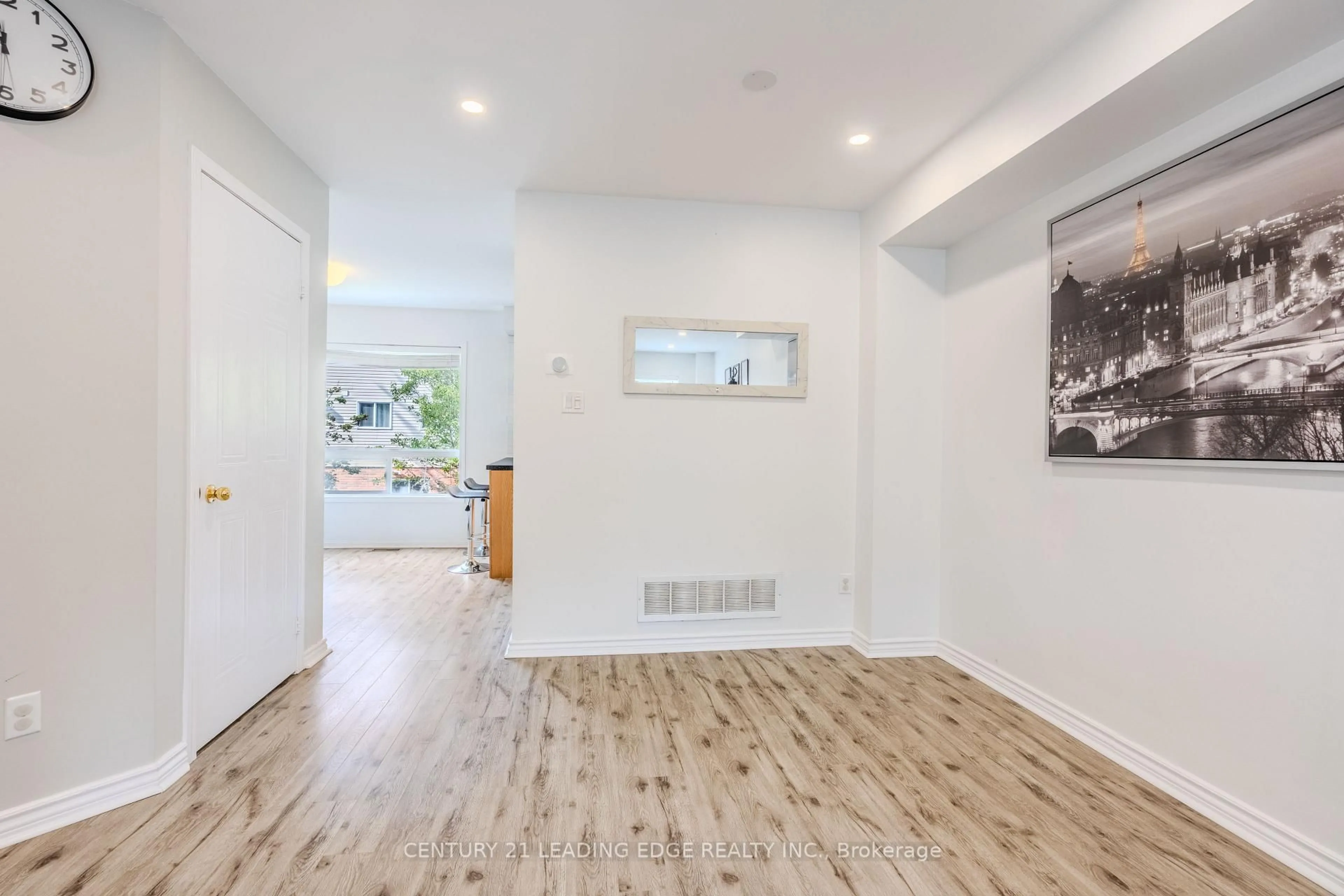 Indoor entryway for 98 Aspen Park Way, Whitby Ontario L1N 9M6