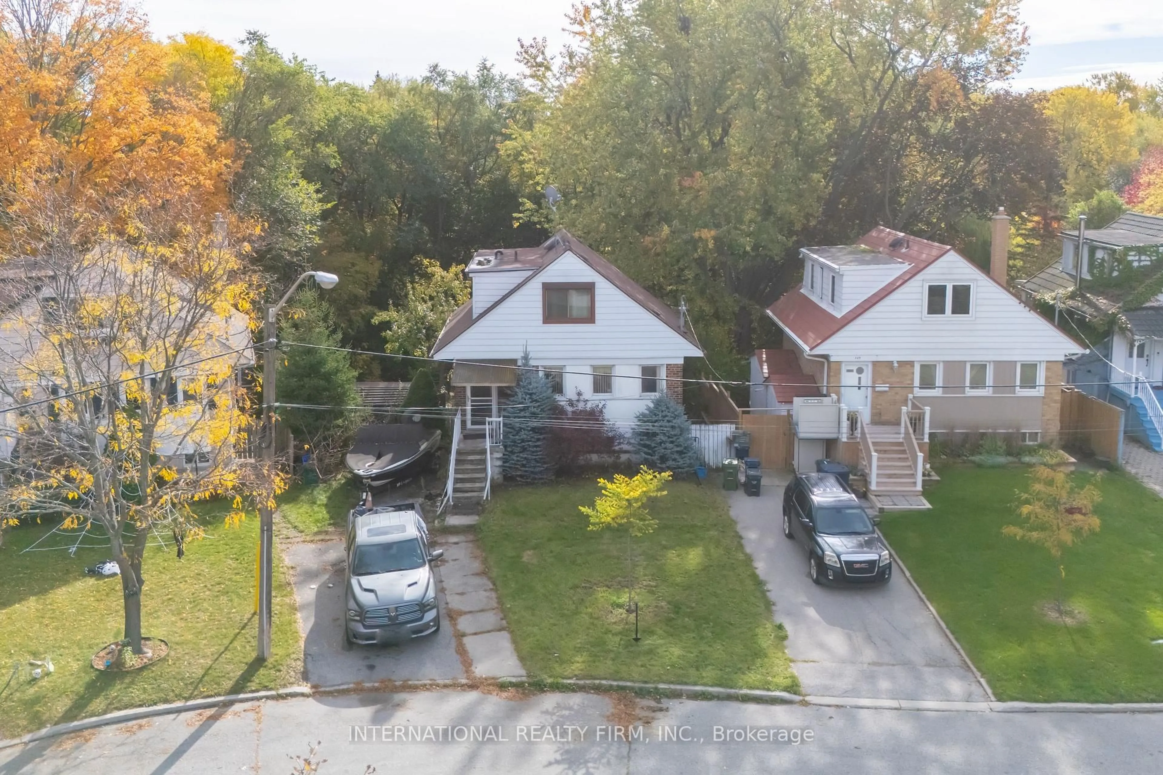A pic from outside/outdoor area/front of a property/back of a property/a pic from drone, street for 141 Roebuck Dr, Toronto Ontario M1K 2H9