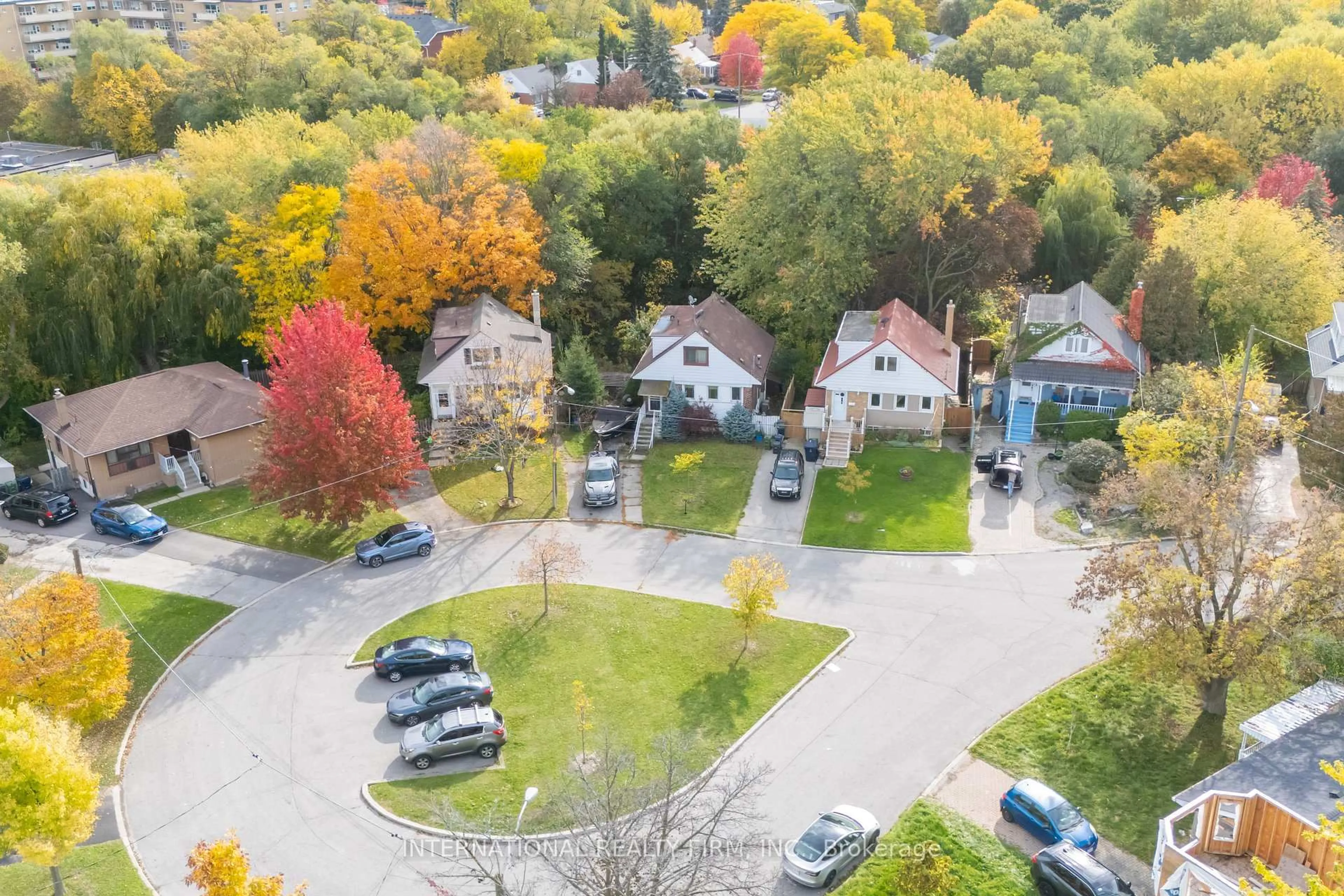 A pic from outside/outdoor area/front of a property/back of a property/a pic from drone, street for 141 Roebuck Dr, Toronto Ontario M1K 2H9