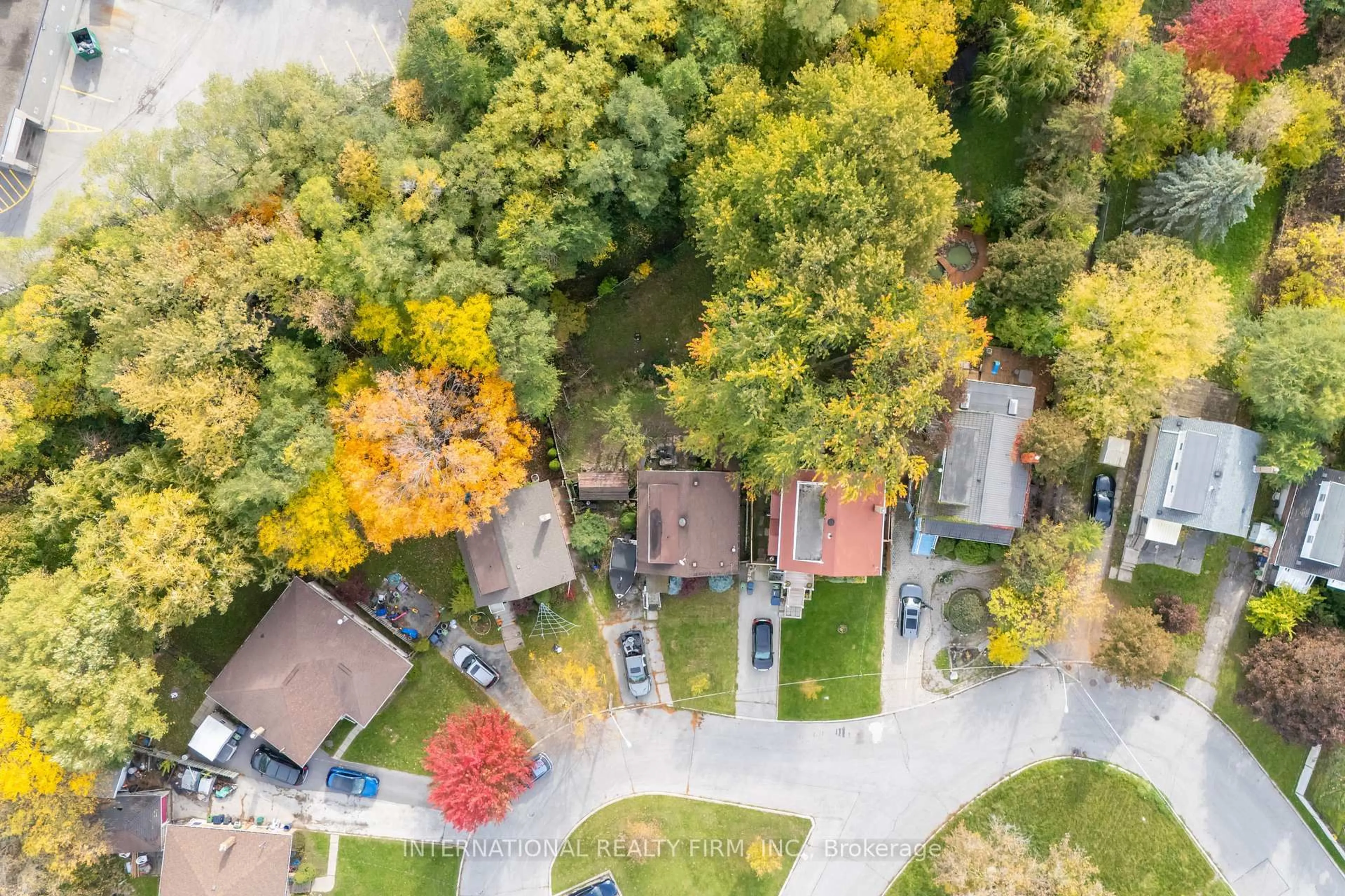 A pic from outside/outdoor area/front of a property/back of a property/a pic from drone, street for 141 Roebuck Dr, Toronto Ontario M1K 2H9